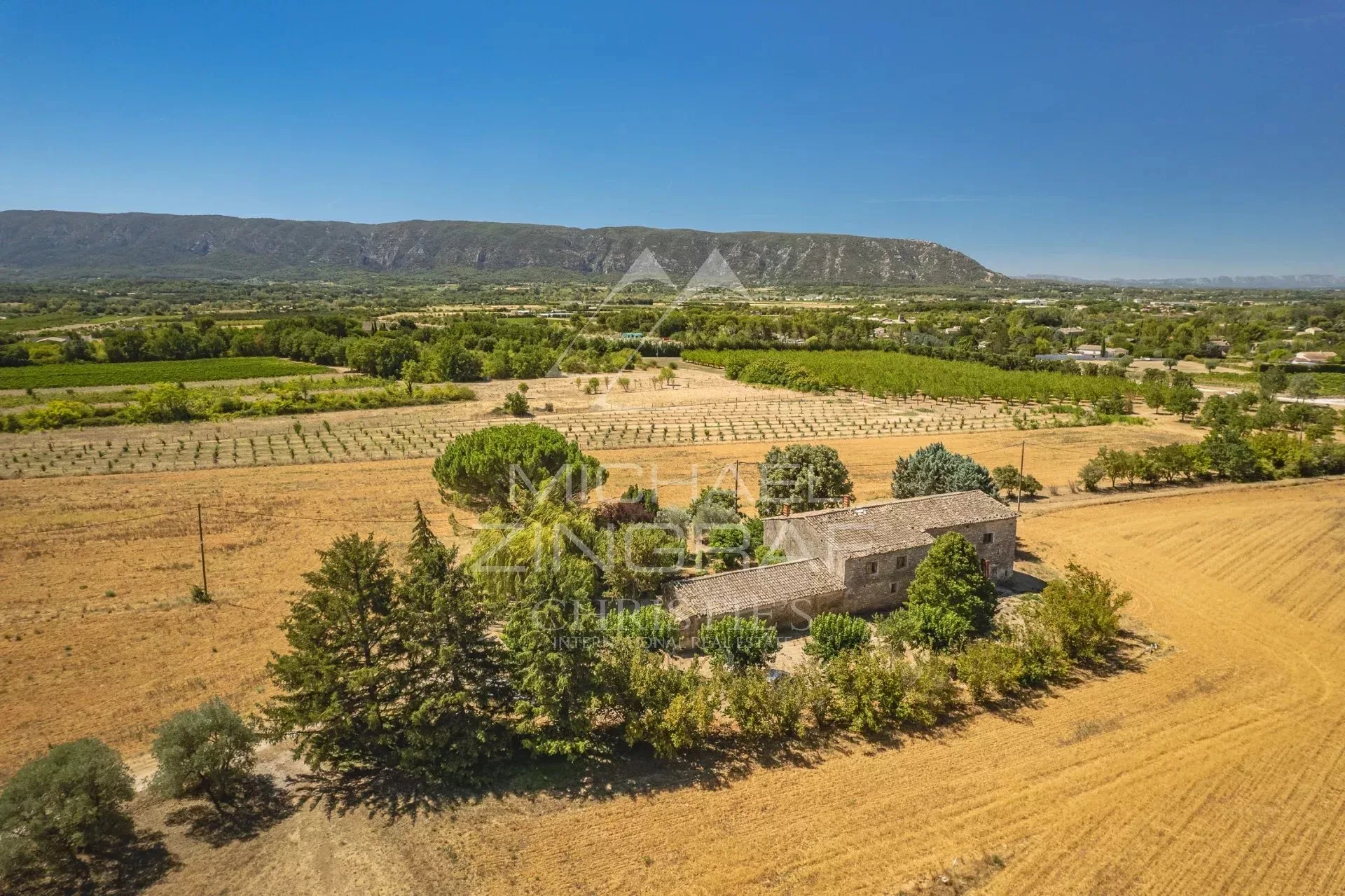 Rare : mas XVIIIe authentique à rénover avec panorama sur le Luberon - 11