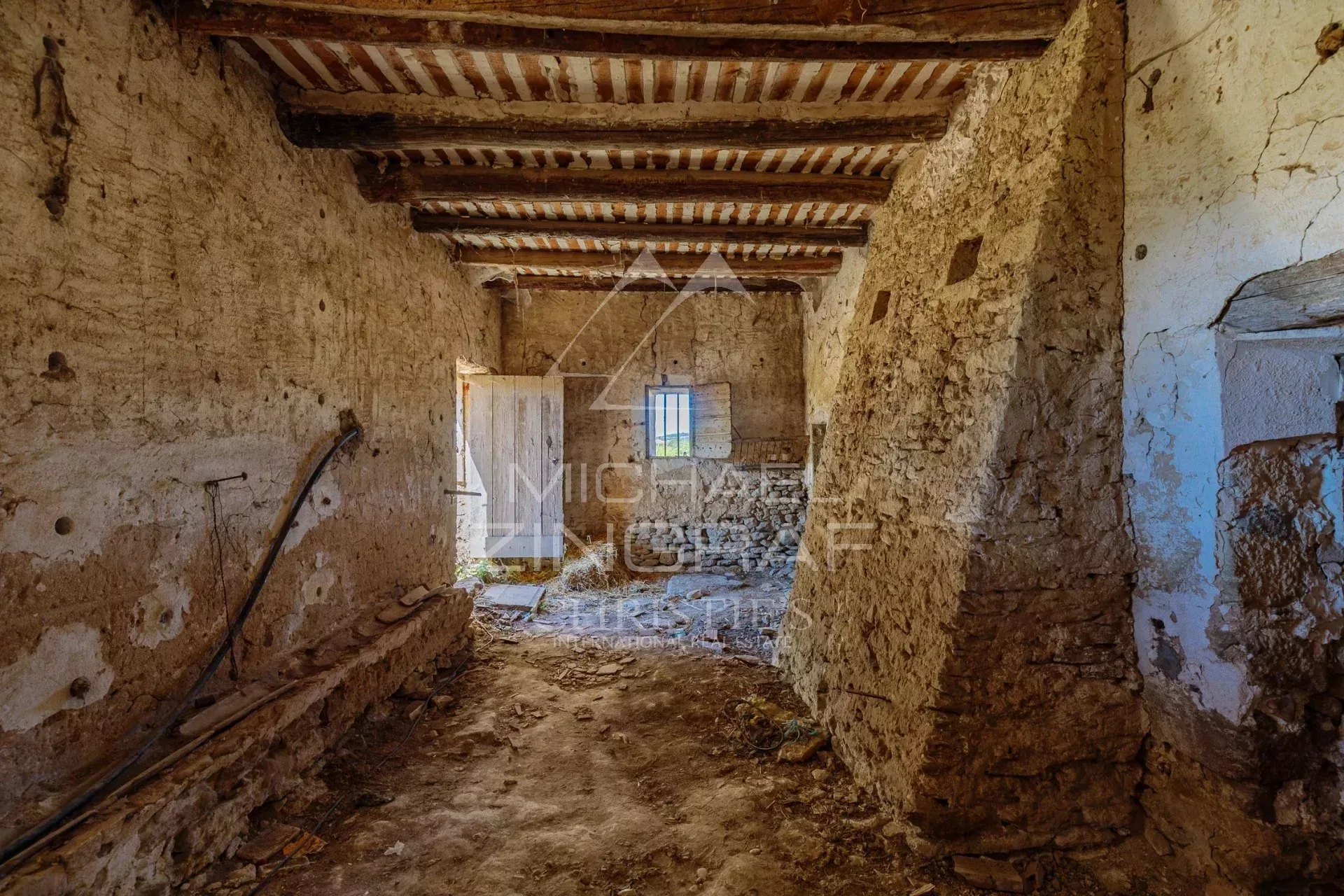 Rare : mas XVIIIe authentique à rénover avec panorama sur le Luberon - 13