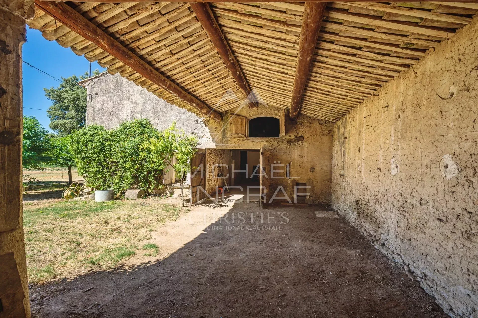 Rare : mas XVIIIe authentique à rénover avec panorama sur le Luberon - 12