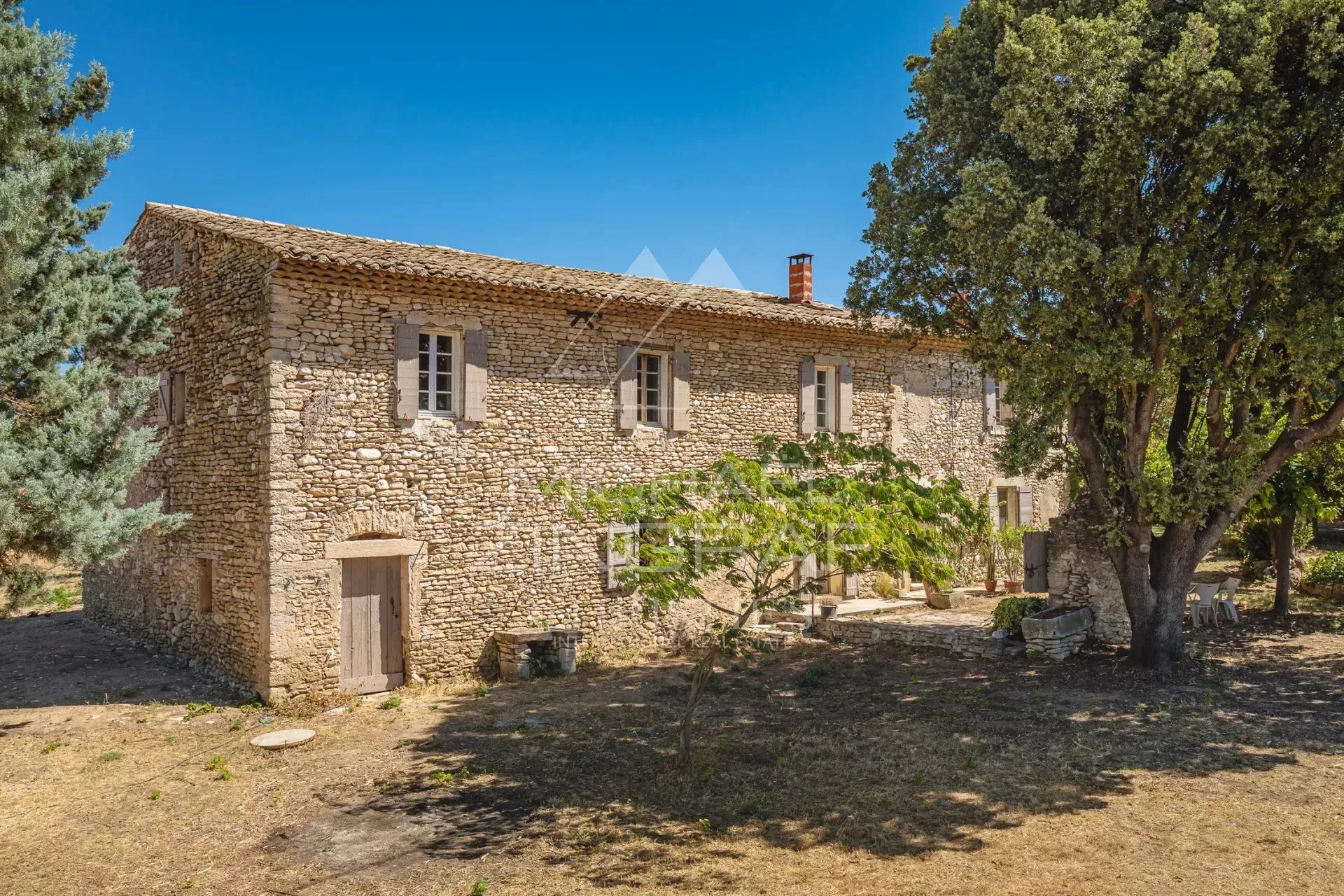 Rare : mas XVIIIe authentique à rénover avec panorama sur le Luberon - 2
