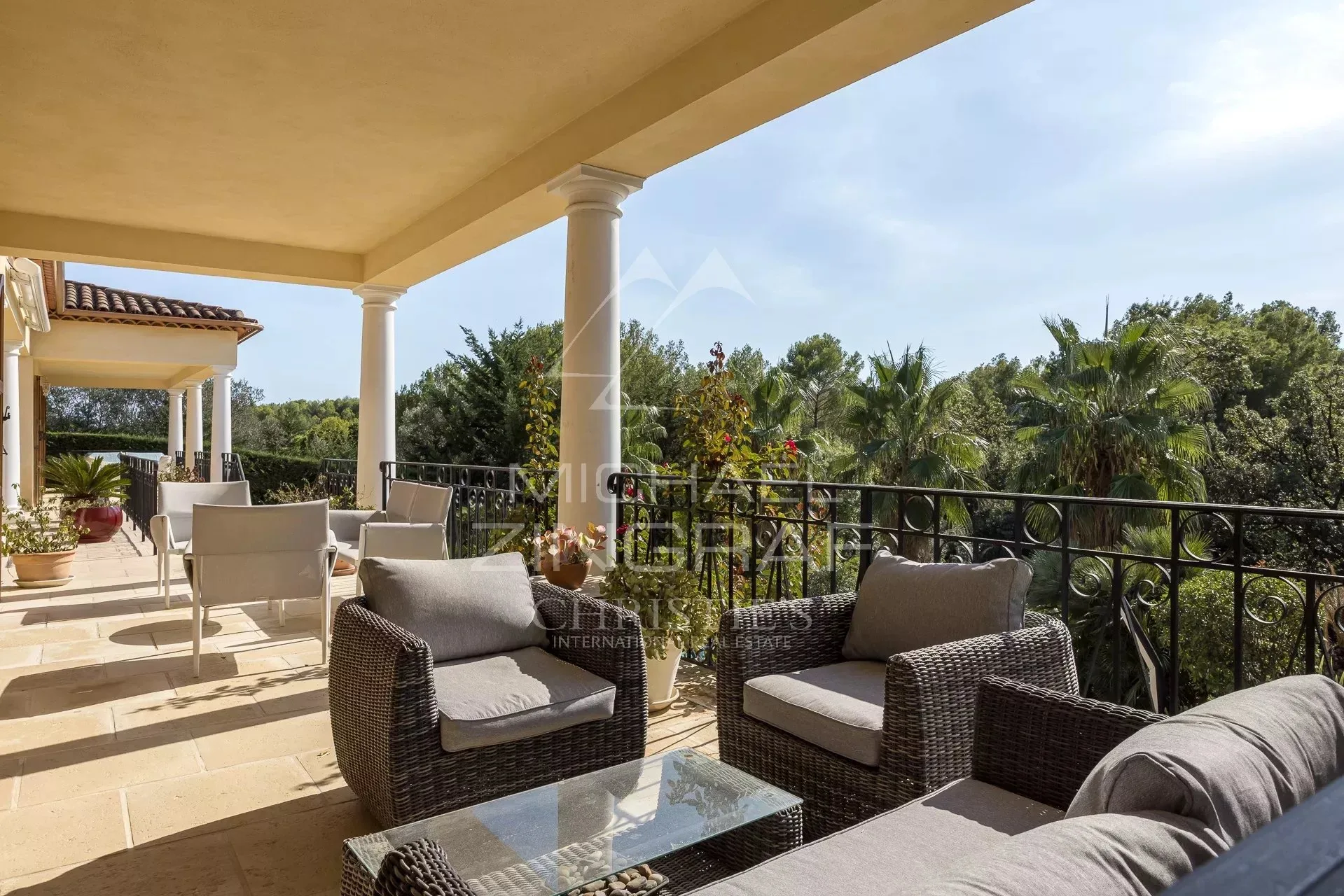 Le Rouret - villa aux volumes hors normes - 11