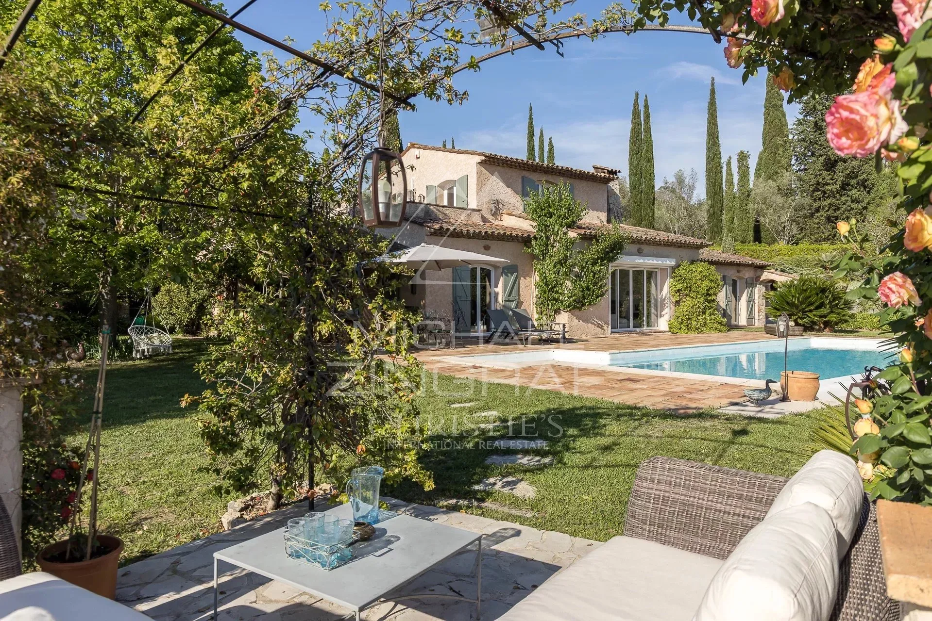 Villa Provençale d’Exception avec Vue Dégagée et Jardin de 4 375 m² à Plascassier - 13