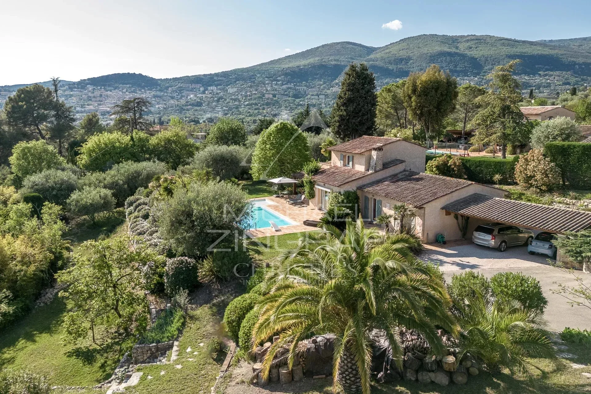 Villa Provençale d’Exception avec Vue Dégagée et Jardin de 4 375 m² à Plascassier
