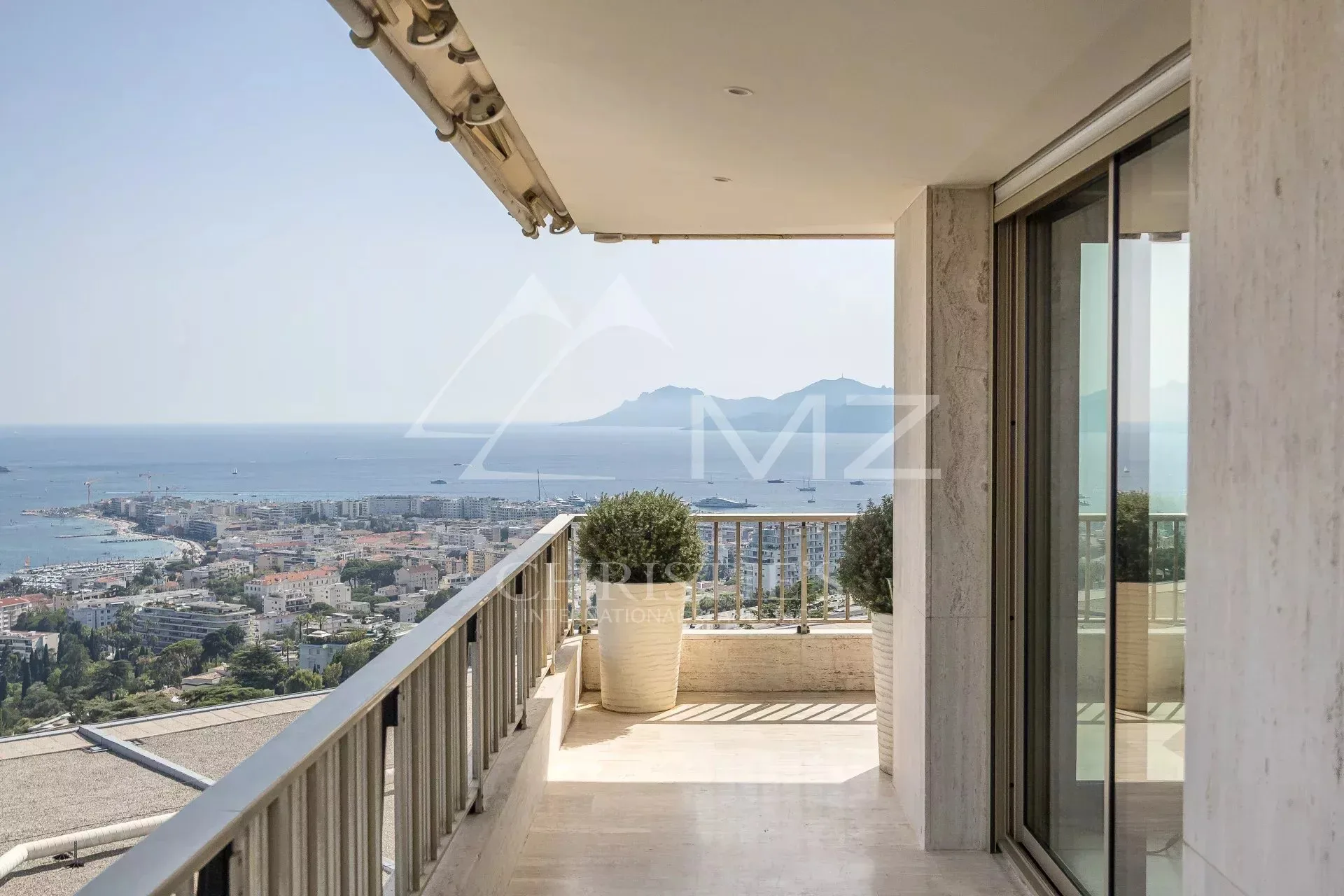 Moderne 4-Zimmer-Wohnung mit Panoramablick auf das Meer - 2