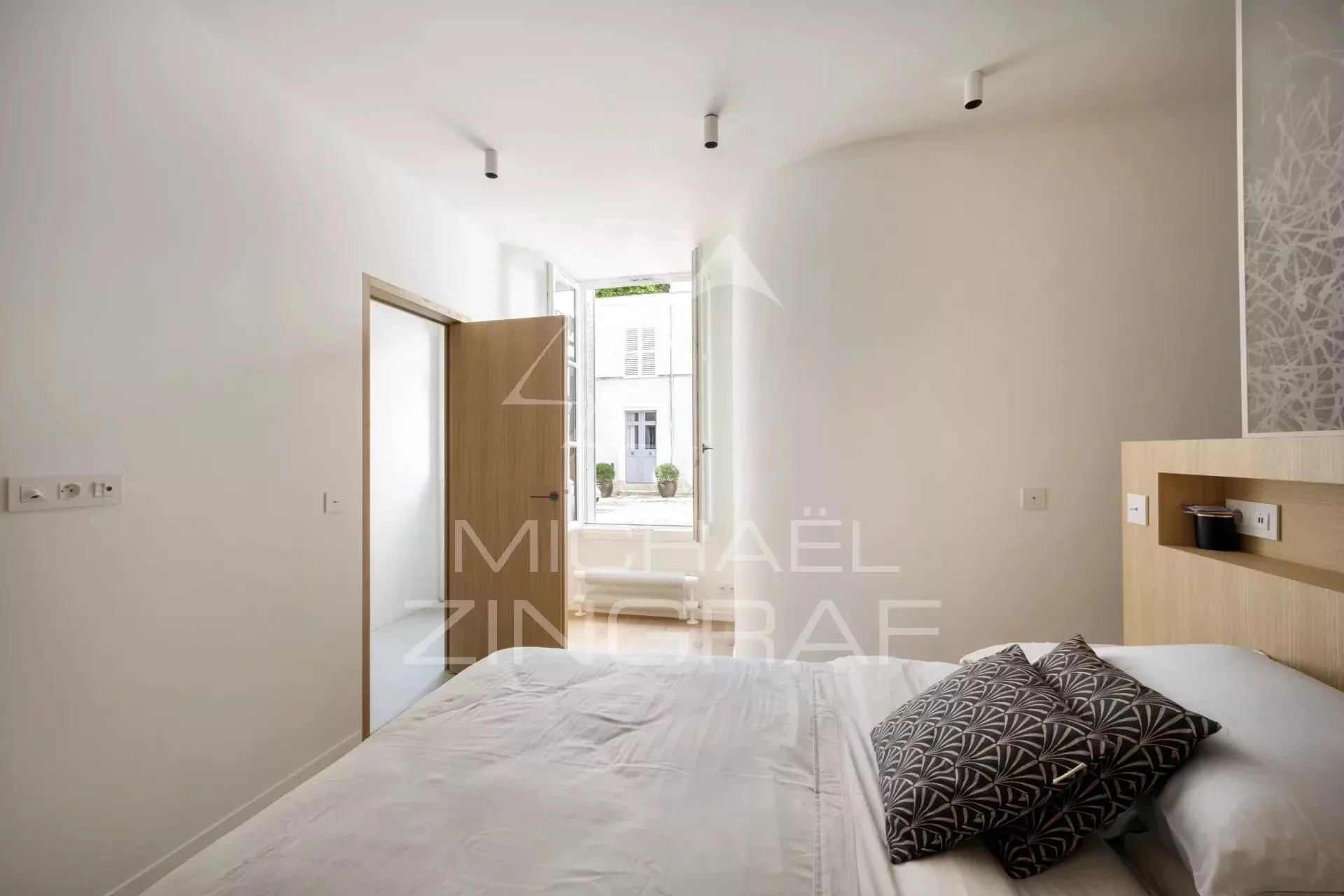À Vendre - Maison de ville-  4 chambres - Voie Privée - Rue du Bac. - 11
