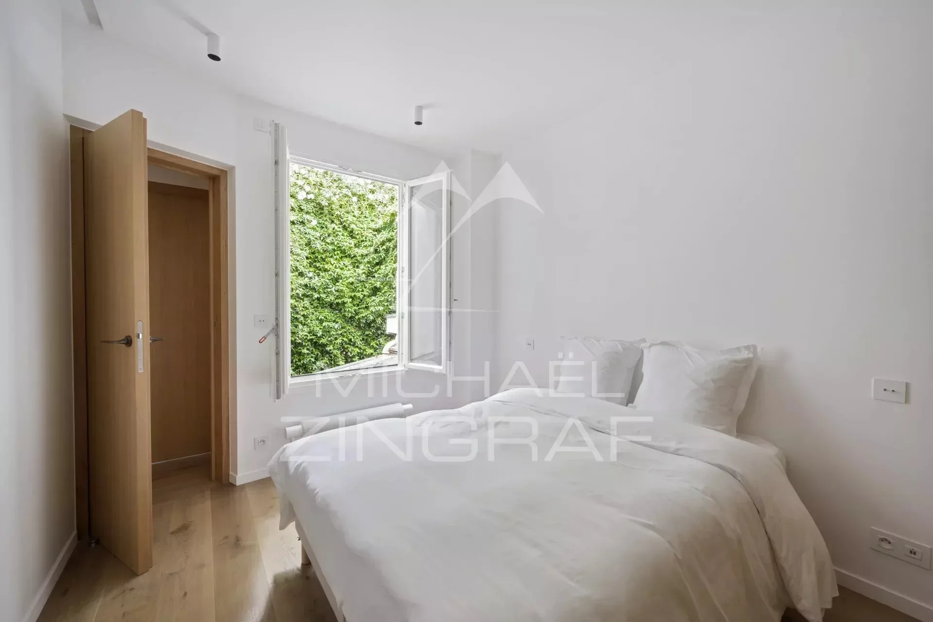 À Vendre - Maison de ville-  4 chambres - Voie Privée - Rue du Bac. - 17