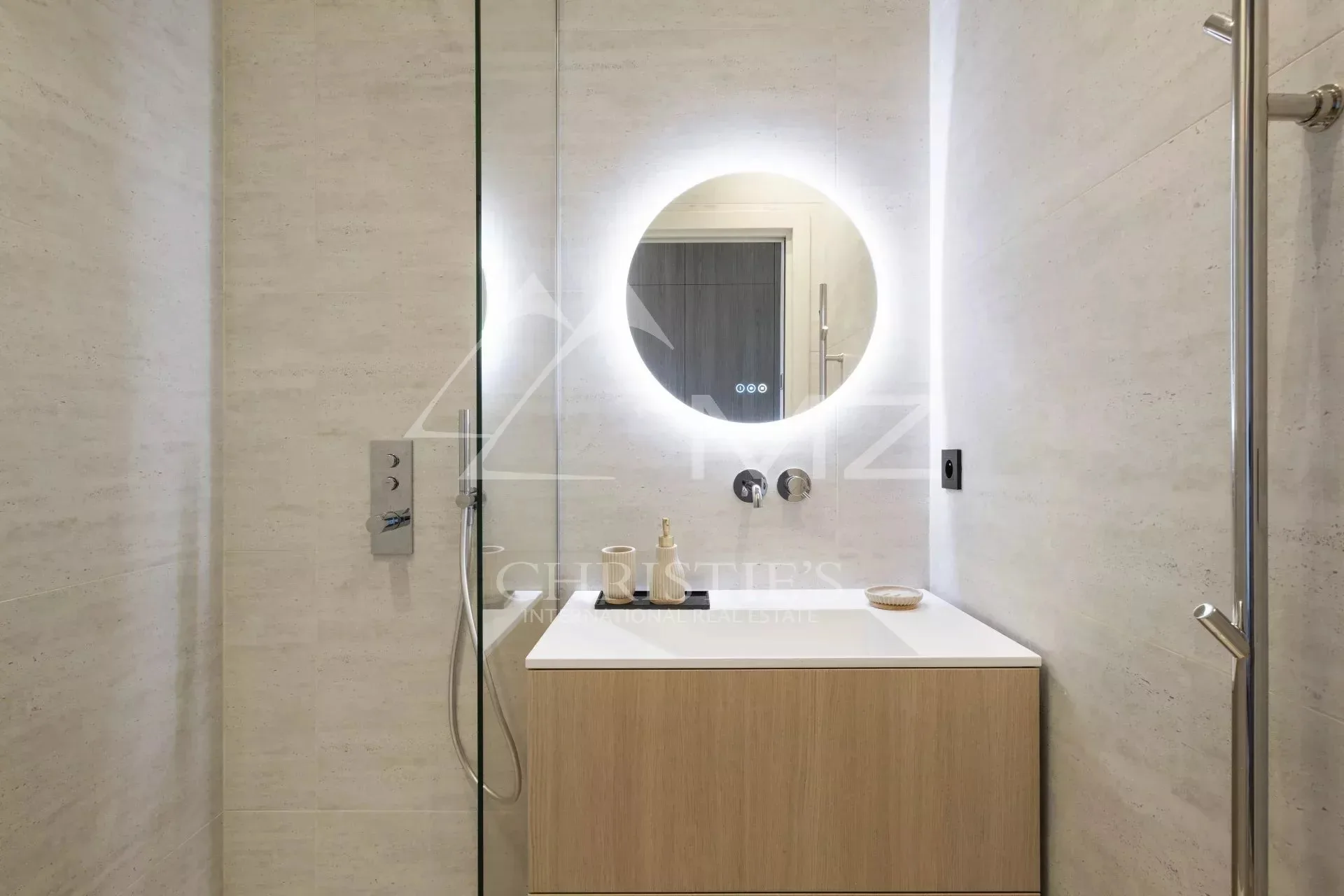 Cannes Croisette - Appartement 4 Pièces rénové - Vue mer - Etage élevé - 9