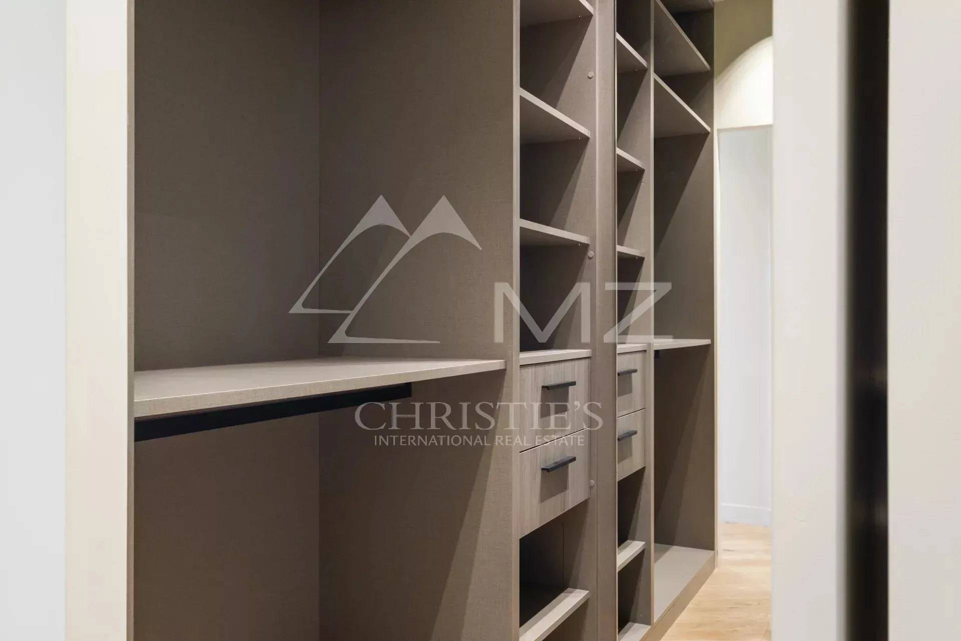Cannes Croisette - Appartement 4 Pièces rénové - Vue mer - Etage élevé - 13