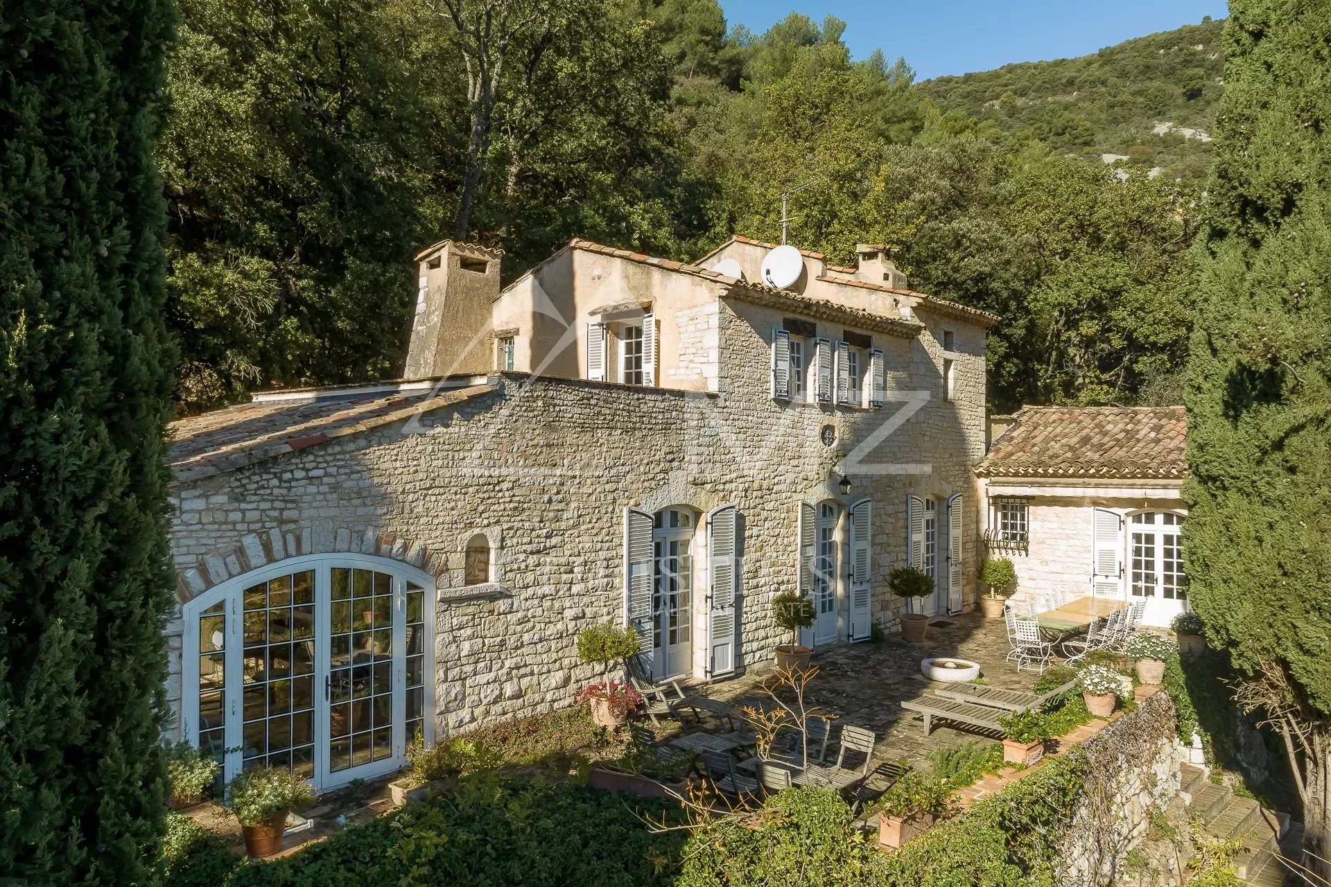 Proche Saint-Paul-de-Vence - Superbe propriété de maître - 2