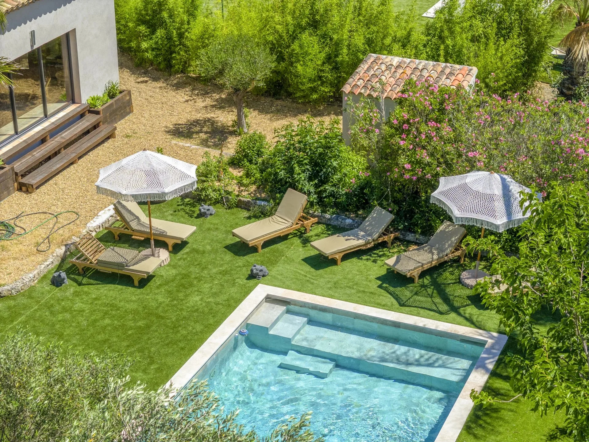 VILLA DE CARACTERE - VUE SUR LE CHATEAU DE GRIMAUD - 15