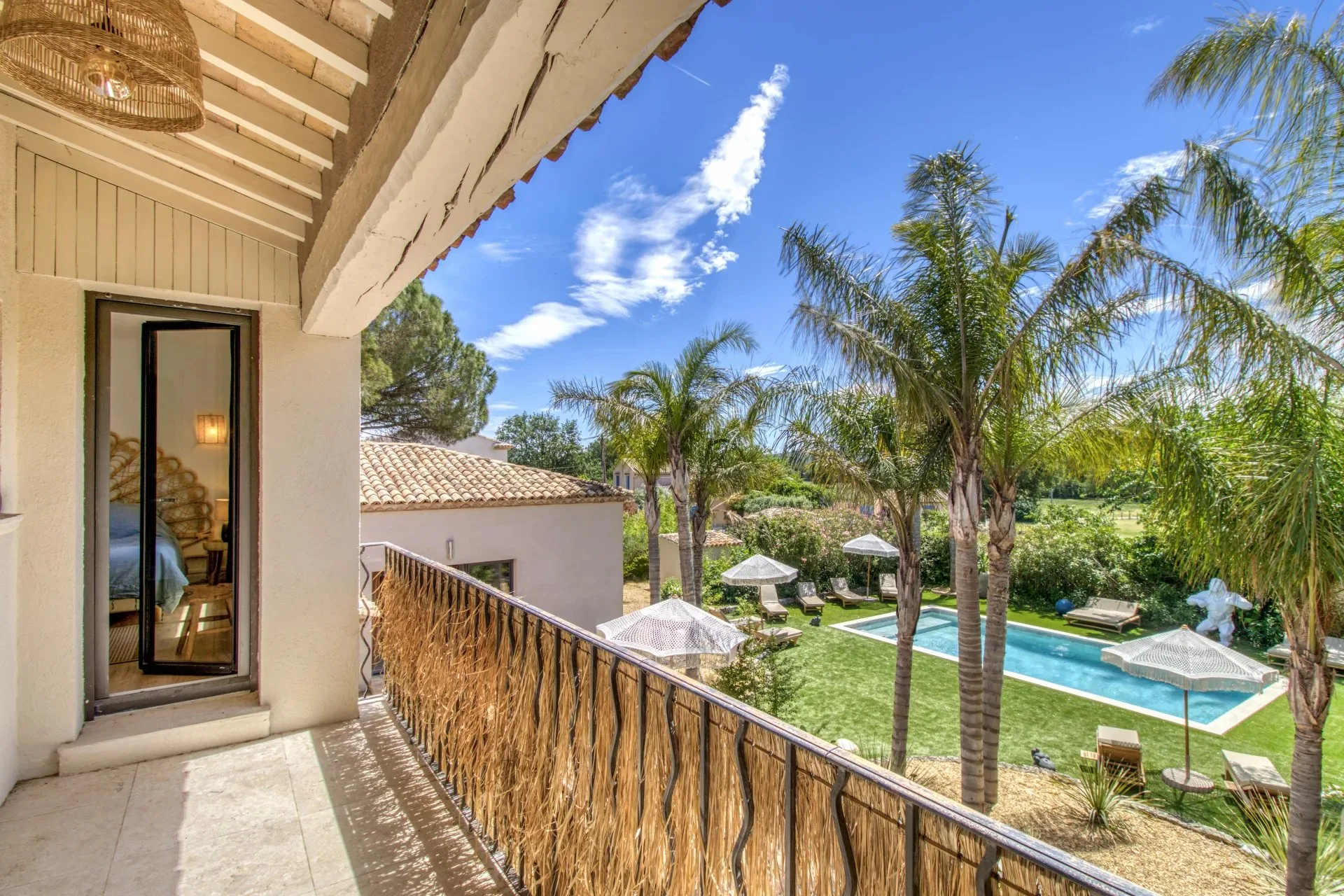 VILLA DE CARACTERE - VUE SUR LE CHATEAU DE GRIMAUD - 16
