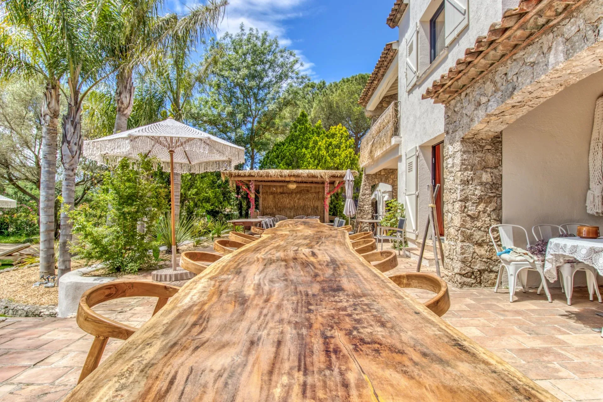 VILLA DE CARACTERE - VUE SUR LE CHATEAU DE GRIMAUD - 17