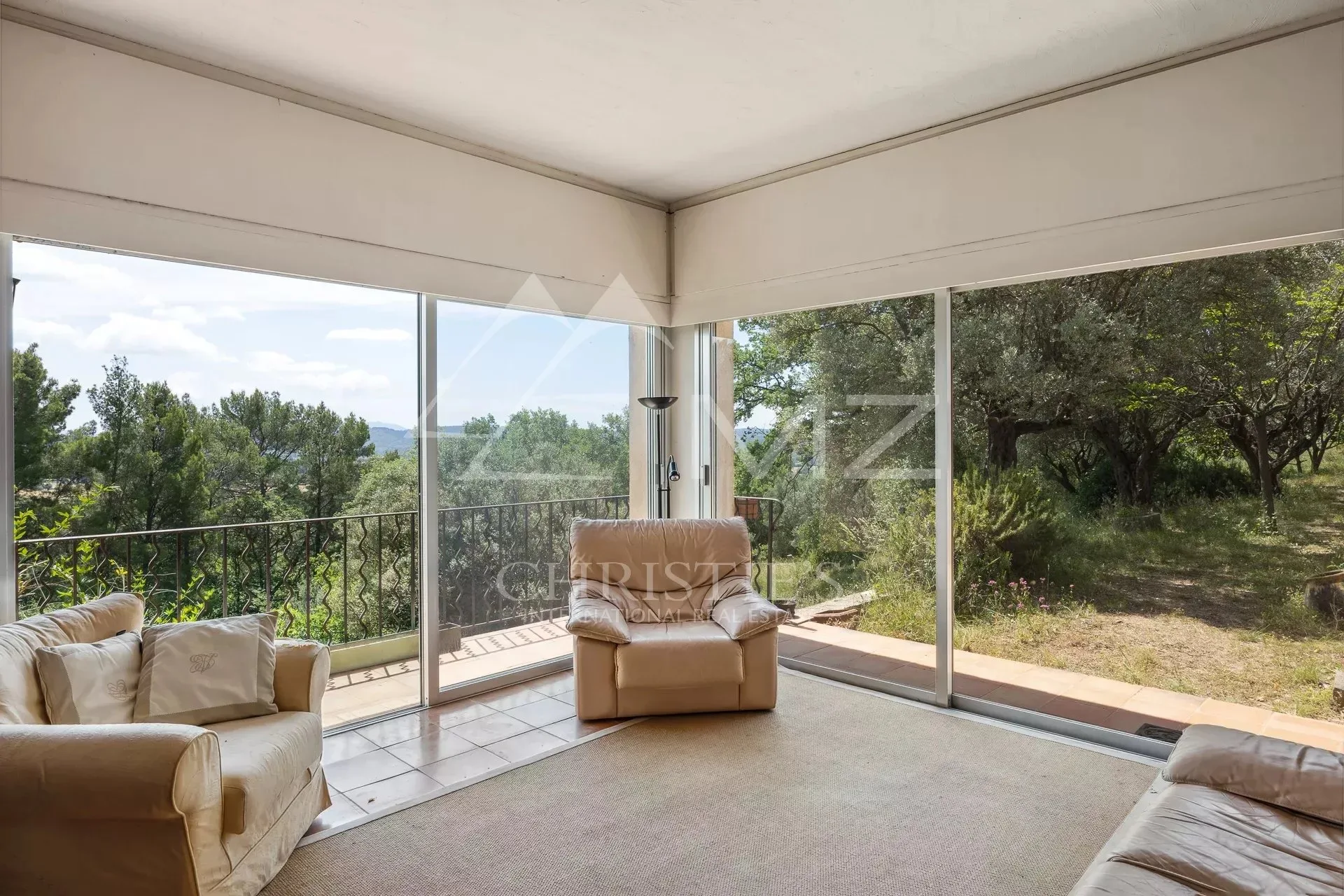 Rare villa à renover avec vue imprenable sur le village - 4