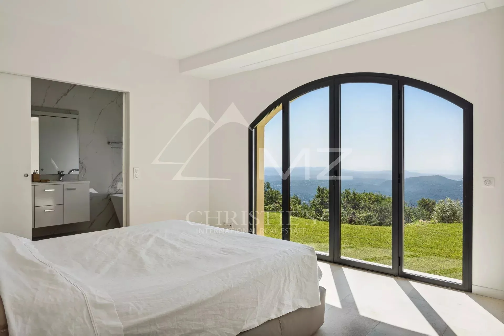 Villa au style épuré sur les balcons de la Riviera - 9