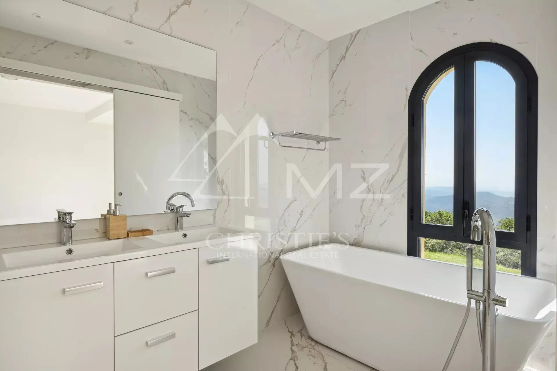 Villa au style épuré sur les balcons de la Riviera - 10