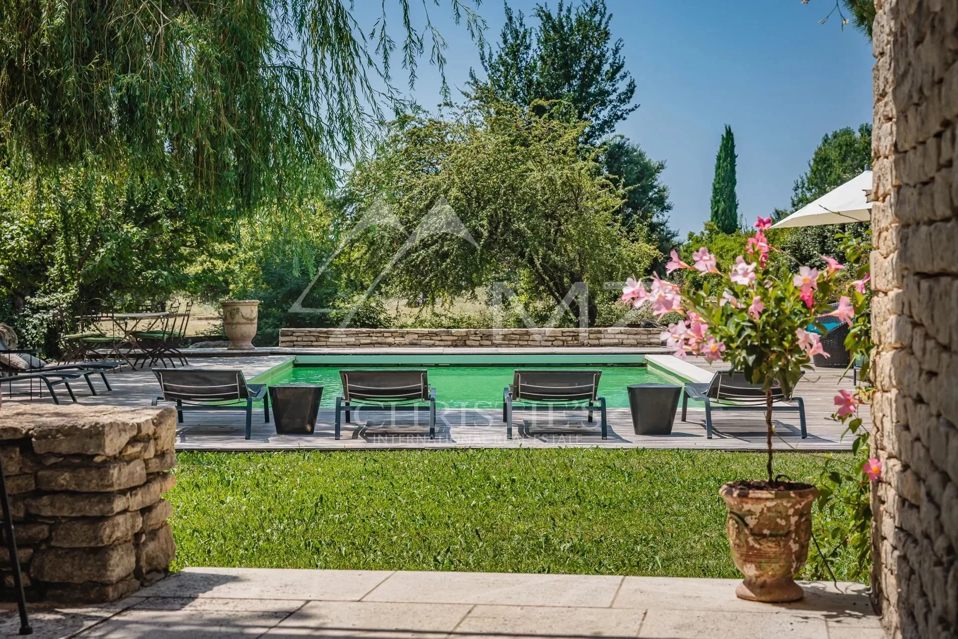 Gordes  - Belle maison en pierre sur un terrain constructible avec piscine - 2