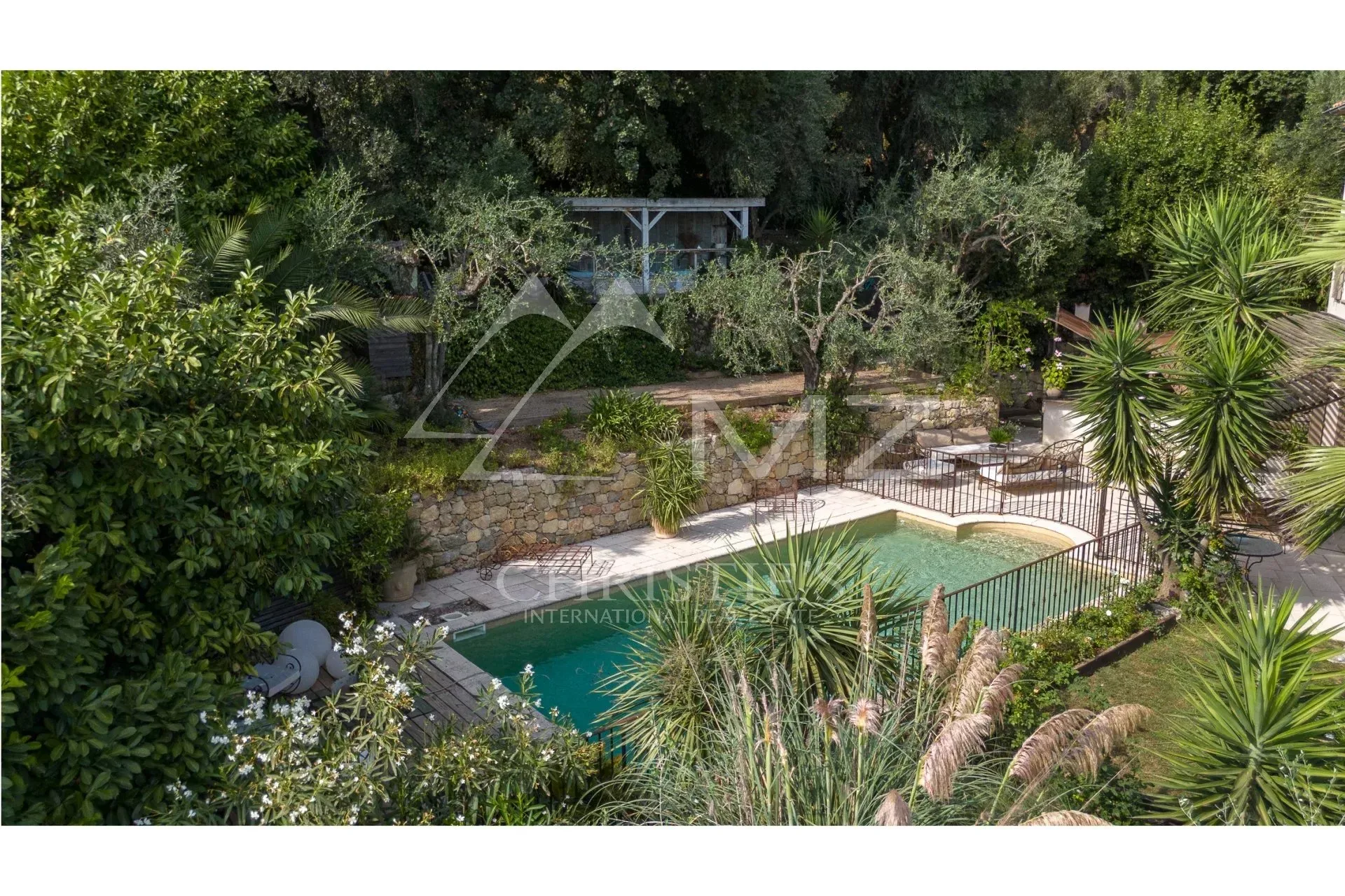 Villa de charme dans un écrin de verdure avec vue panoramique - 10