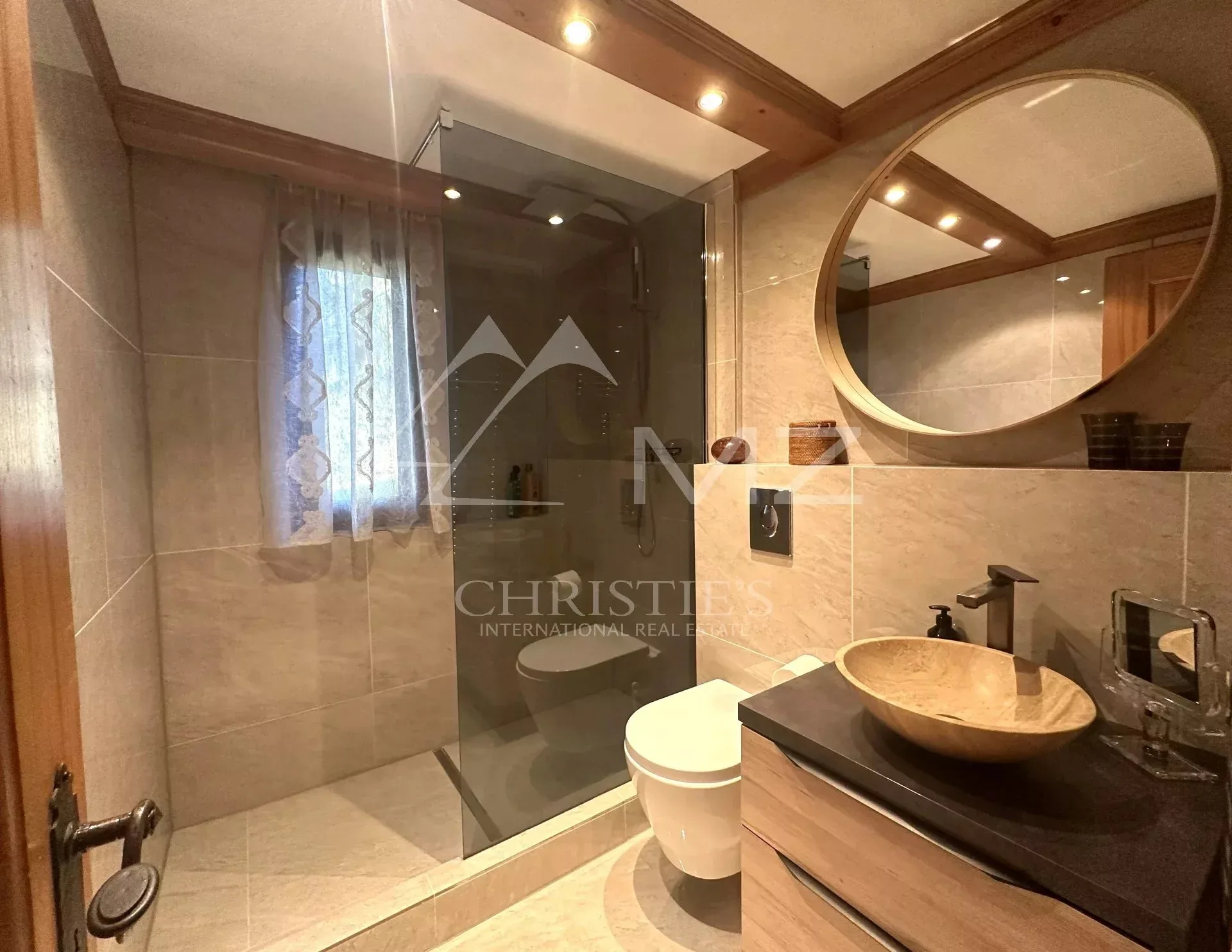 Chalet chaleureux et élégant à LOUER avec vue unique sur la vallée de Gstaad - 10