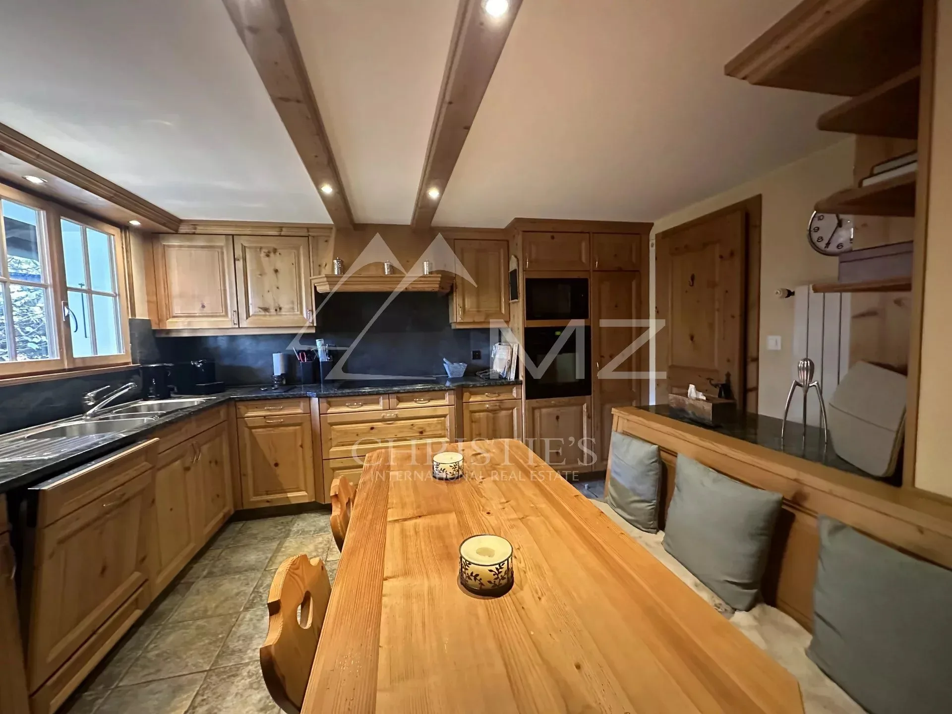 Chalet chaleureux et élégant à LOUER avec vue unique sur la vallée de Gstaad - 4