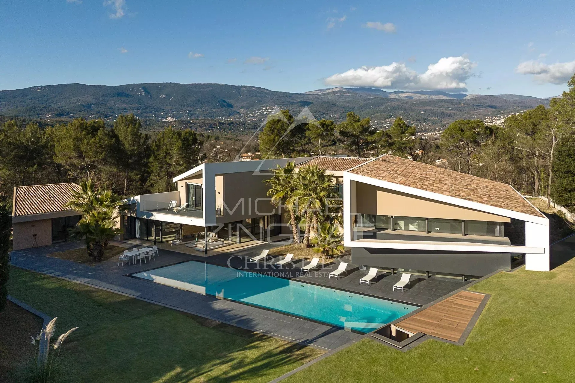 Somptueuse villa contemporaine de 500 m² nichée dans un écrin de verdure