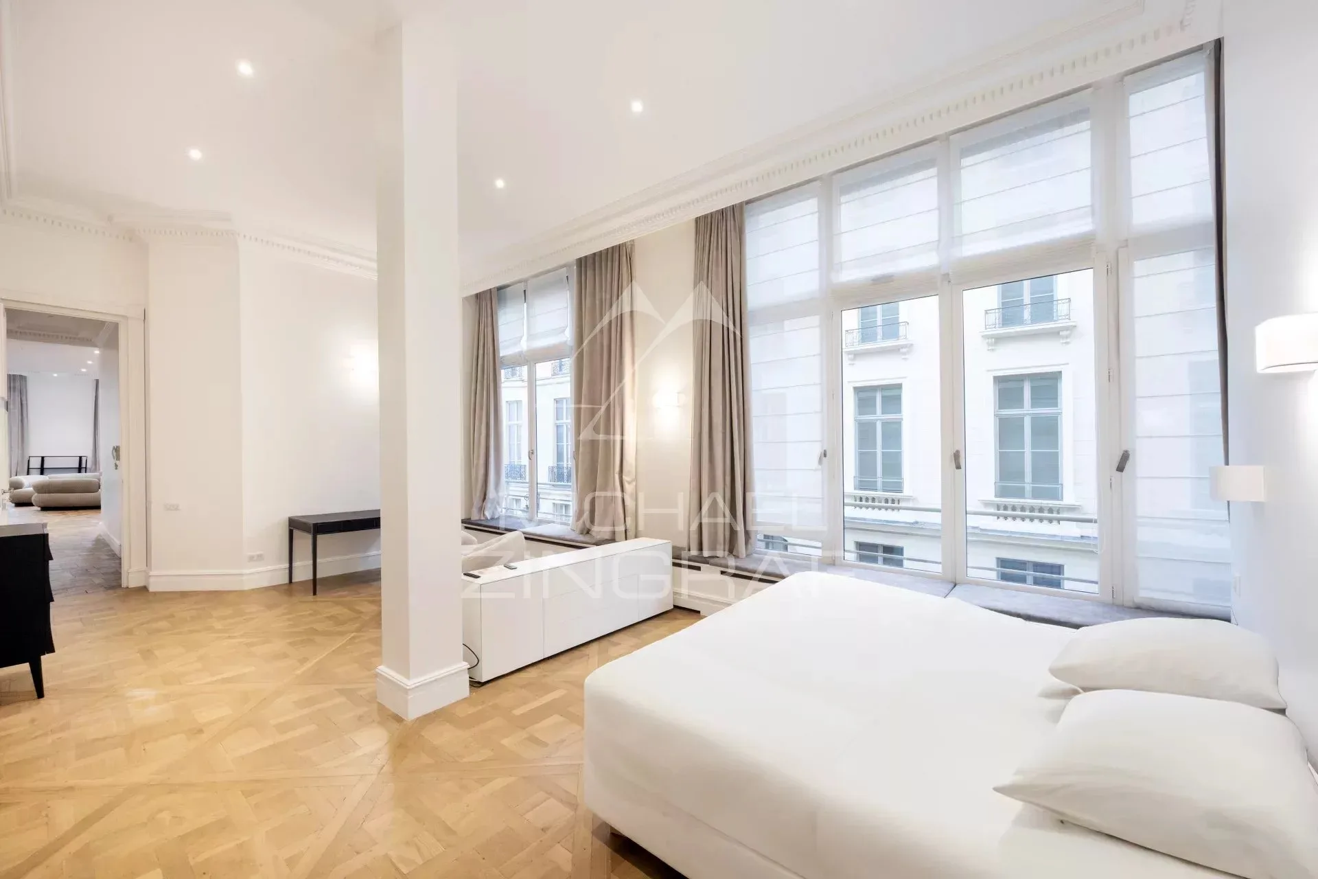 LOCATION BAIL CODE CIVIL - DURÉE 6 MOIS - Appartement 2 suites - Vue Place des Victoires - 12
