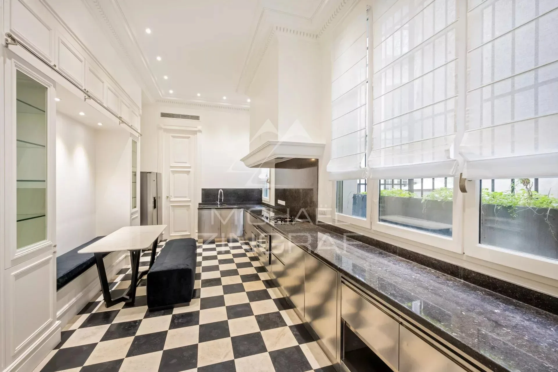 LOCATION BAIL CODE CIVIL - DURÉE 6 MOIS - Appartement 2 suites - Vue Place des Victoires - 11