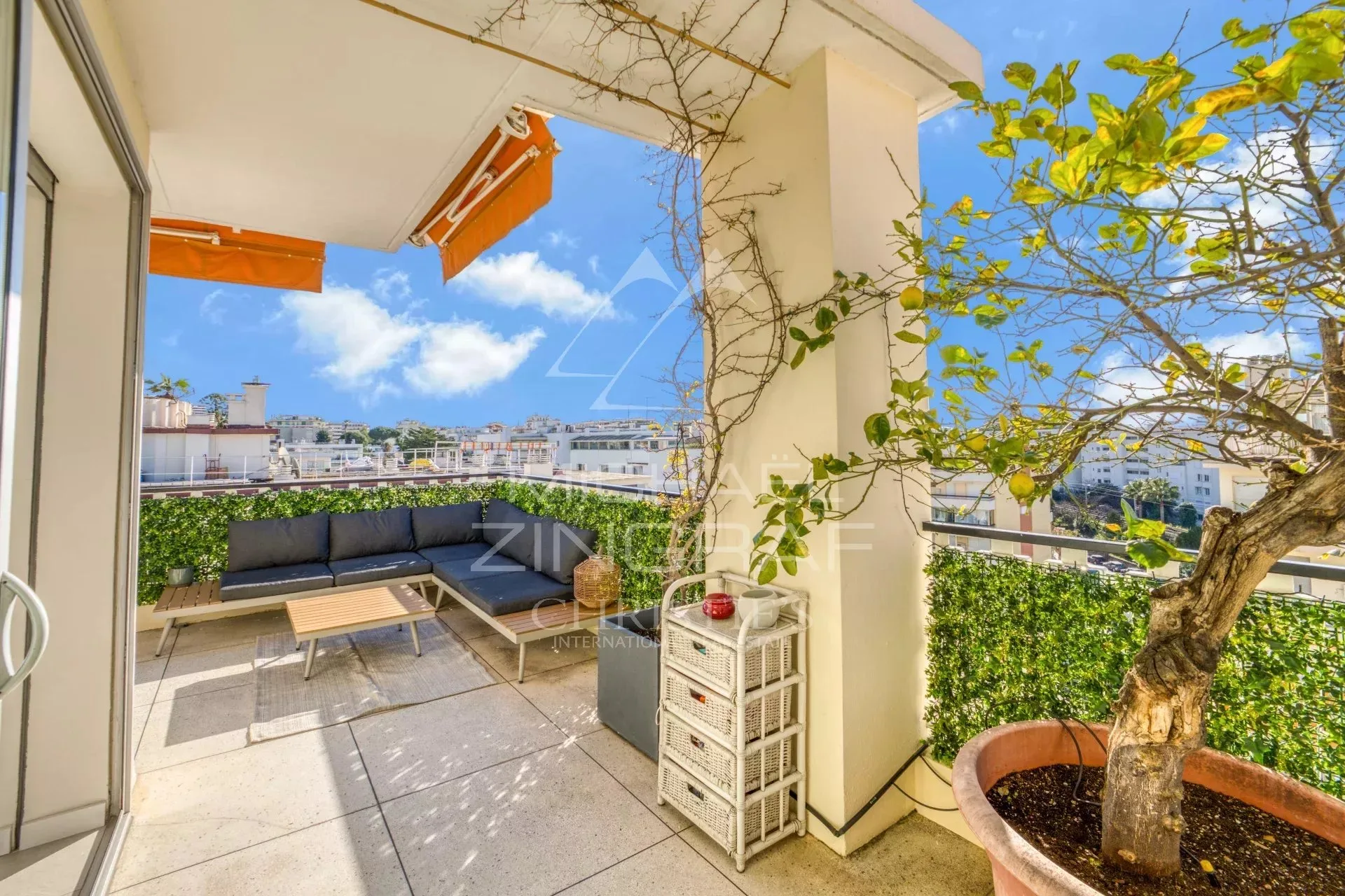Exclusivité - 3p en dernier étage avec terrasse - Cannes Centre - 2