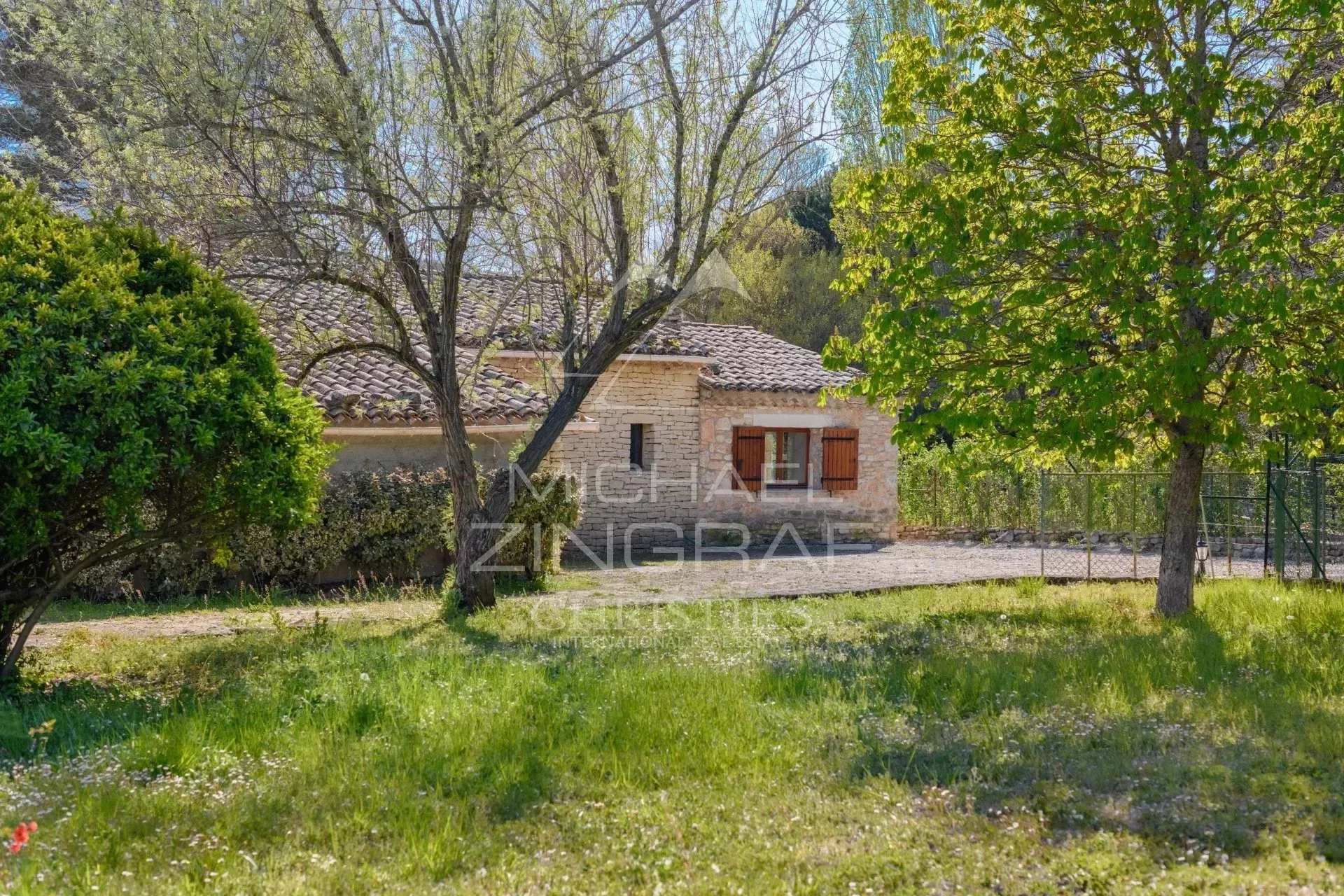 Gordes - Opportunité unique : maison à rénover sur vaste terrain constructible de 3 200 m² - 4