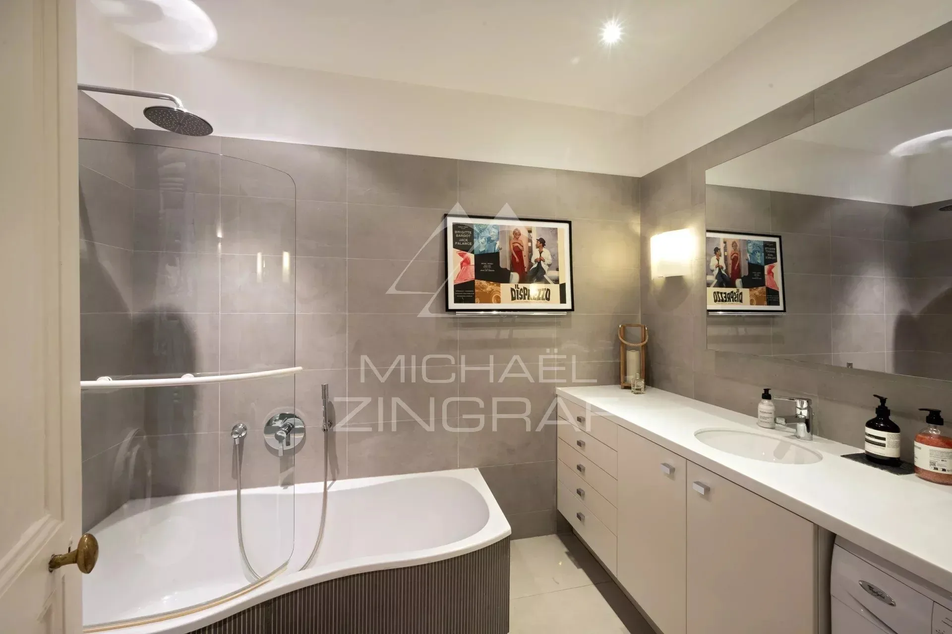 Location - Appartement - 2 chambres - Rue de l'Université Paris 7 - 8