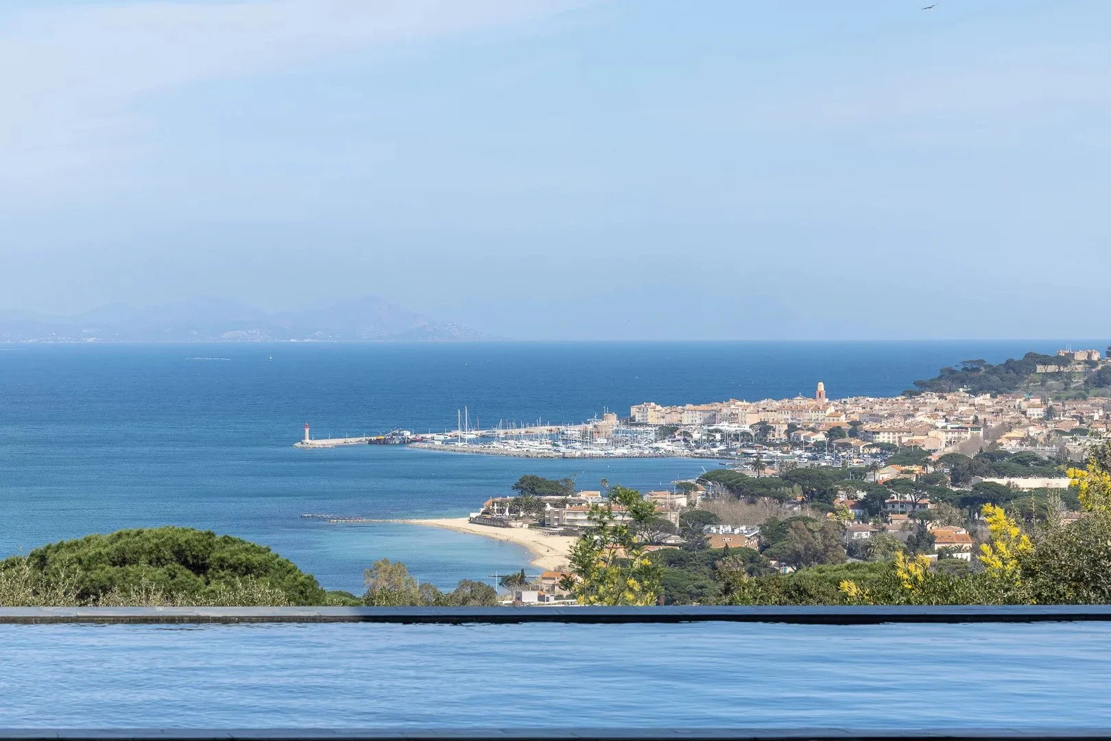 Proche Saint-Tropez - Villa d'exception avec magnifique Vue Mer - 2