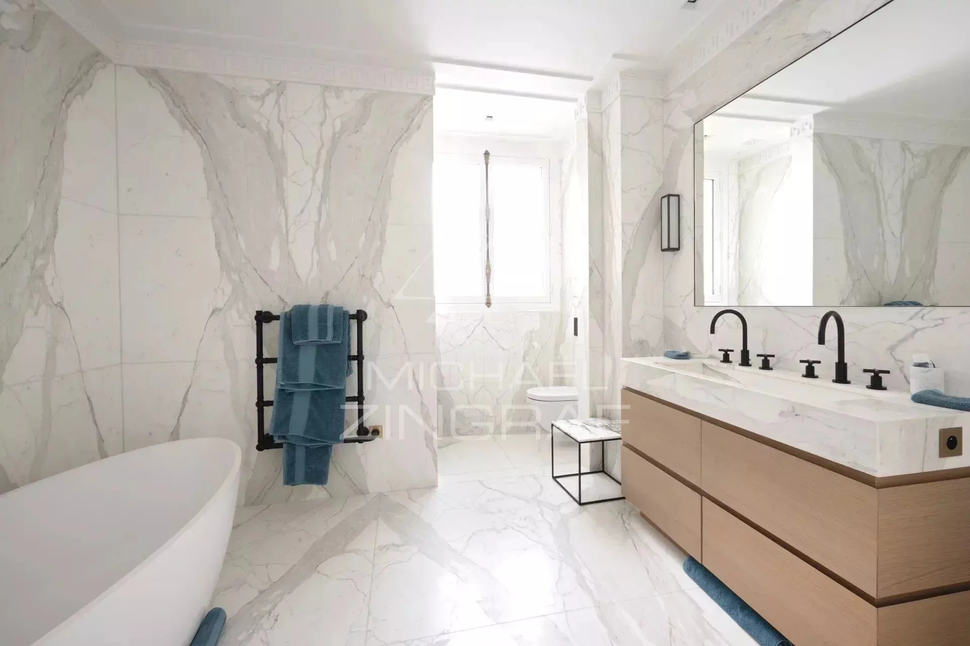 A vendre - Exclusivité - Appartement refait à neuf - 3 Suites - Triangle d'Or - 11