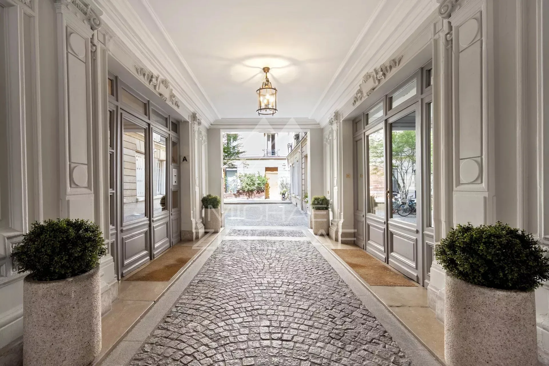 A vendre - Exclusivité - Appartement refait à neuf - 3 Suites - Triangle d'Or - 21