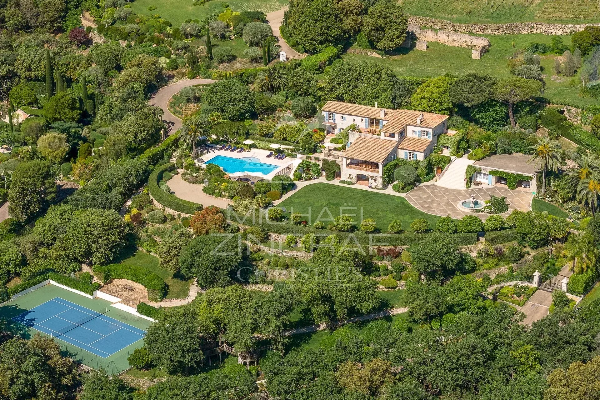 Co-Exclusivité: Propriété d'exception sur 1HA de terrain - 3