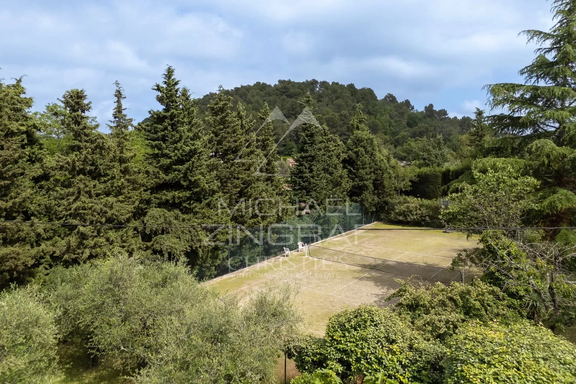 Propriété d'exception avec forêt, parc , tennis et vue dégagée. - 11