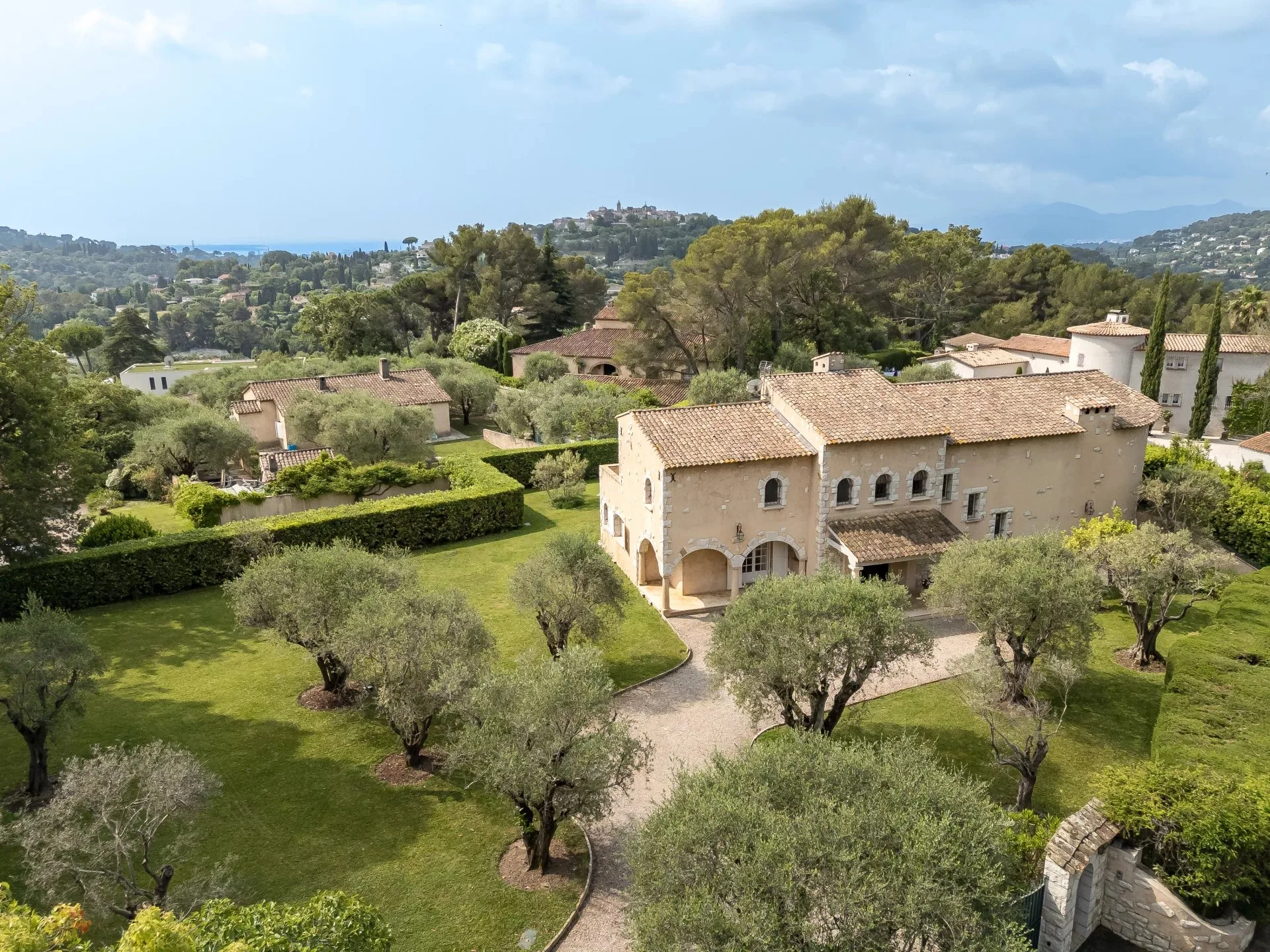 EXCLUSIVITE - Mougins - Charmante villa familiale au calme d’un quartier résidentiel - 2