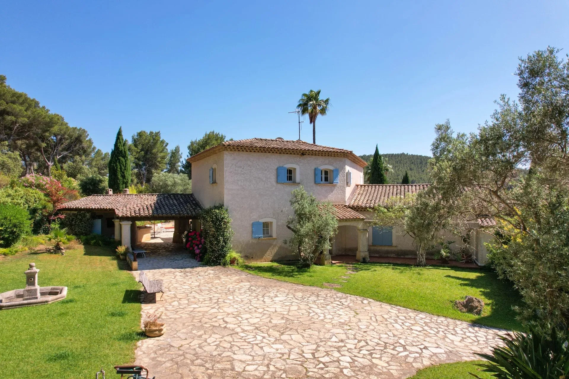 Exclusivité Propriété avec 3 villas, piscine et tennis - 2
