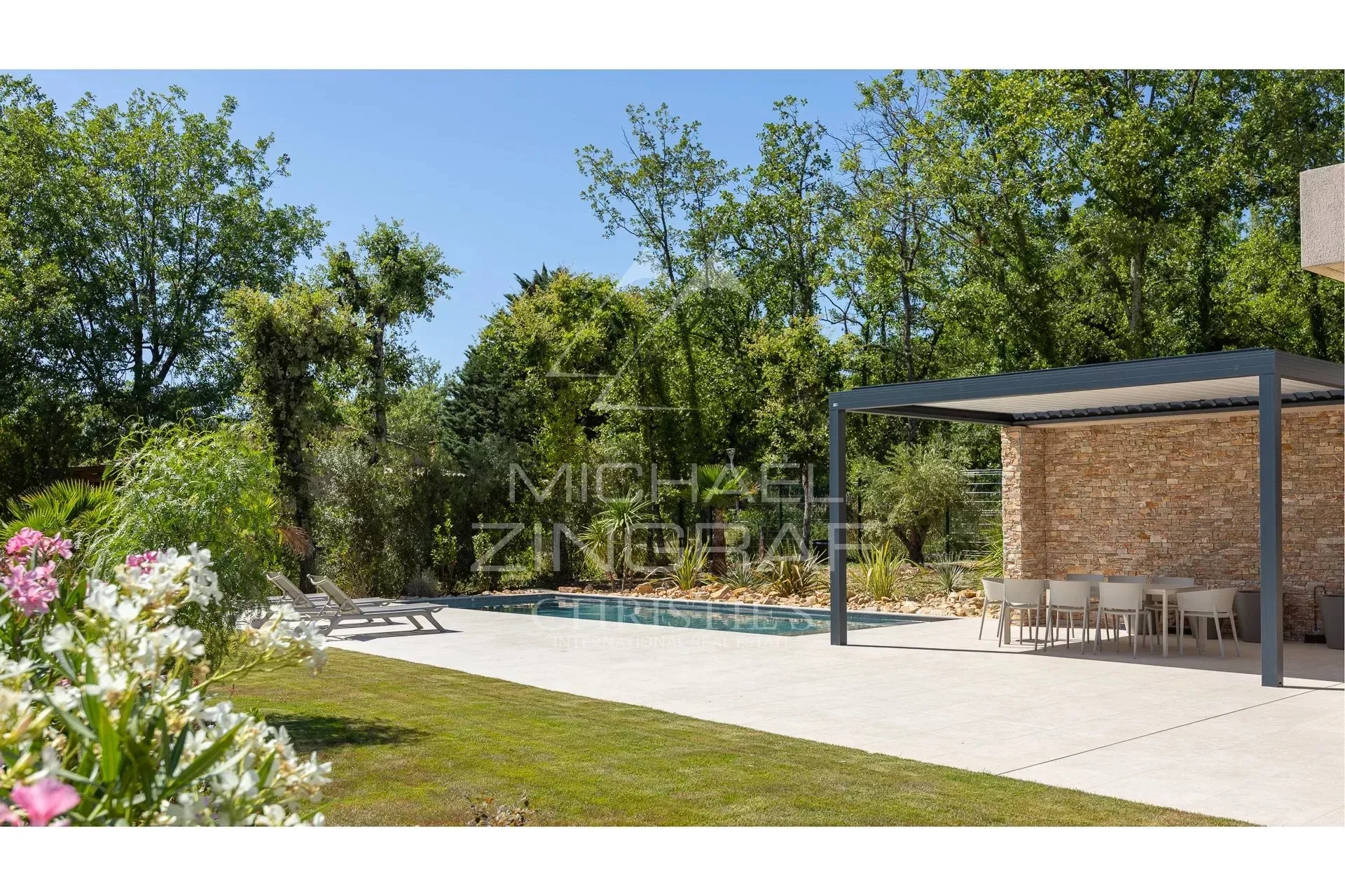 Villa Contemporaine Nichée dans un Écrin de Verdure - 3