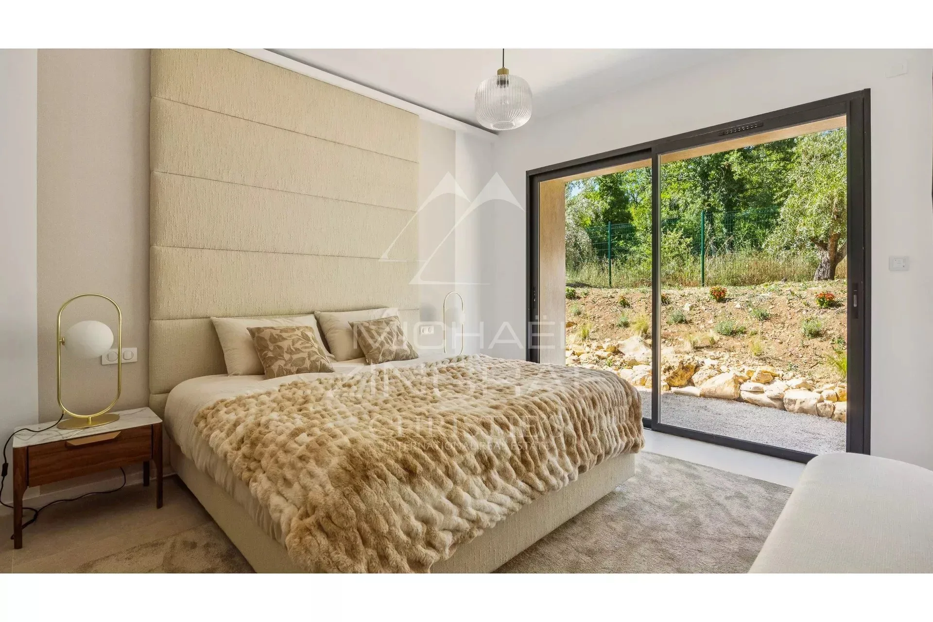 Villa Contemporaine Nichée dans un Écrin de Verdure - 8