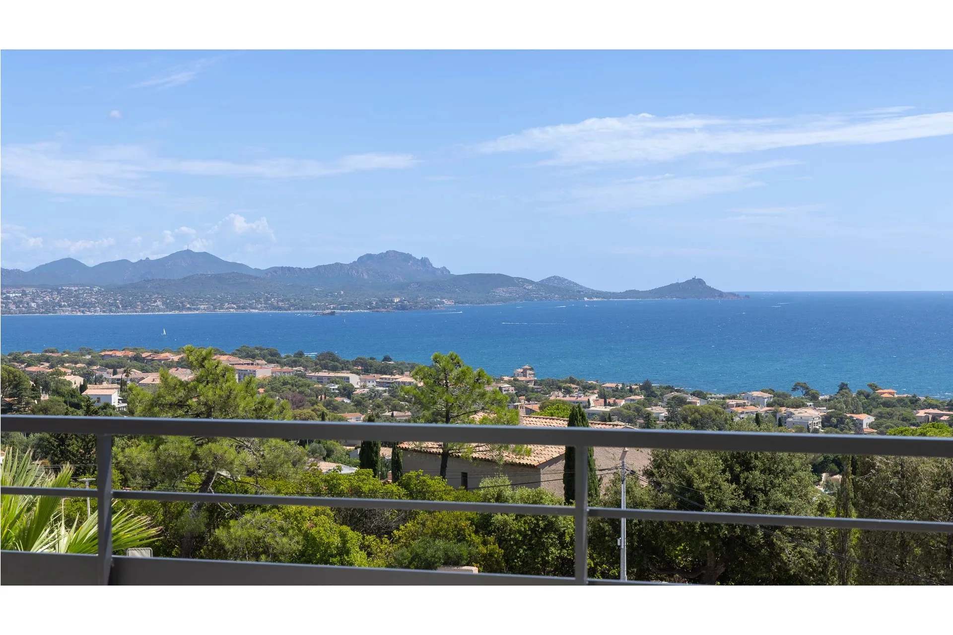Villa contemporaine d’exception avec vue panoramique sur la mer et le Massif de l’Estérel Un bien rare où l’élégance rencontre la nature. - 2