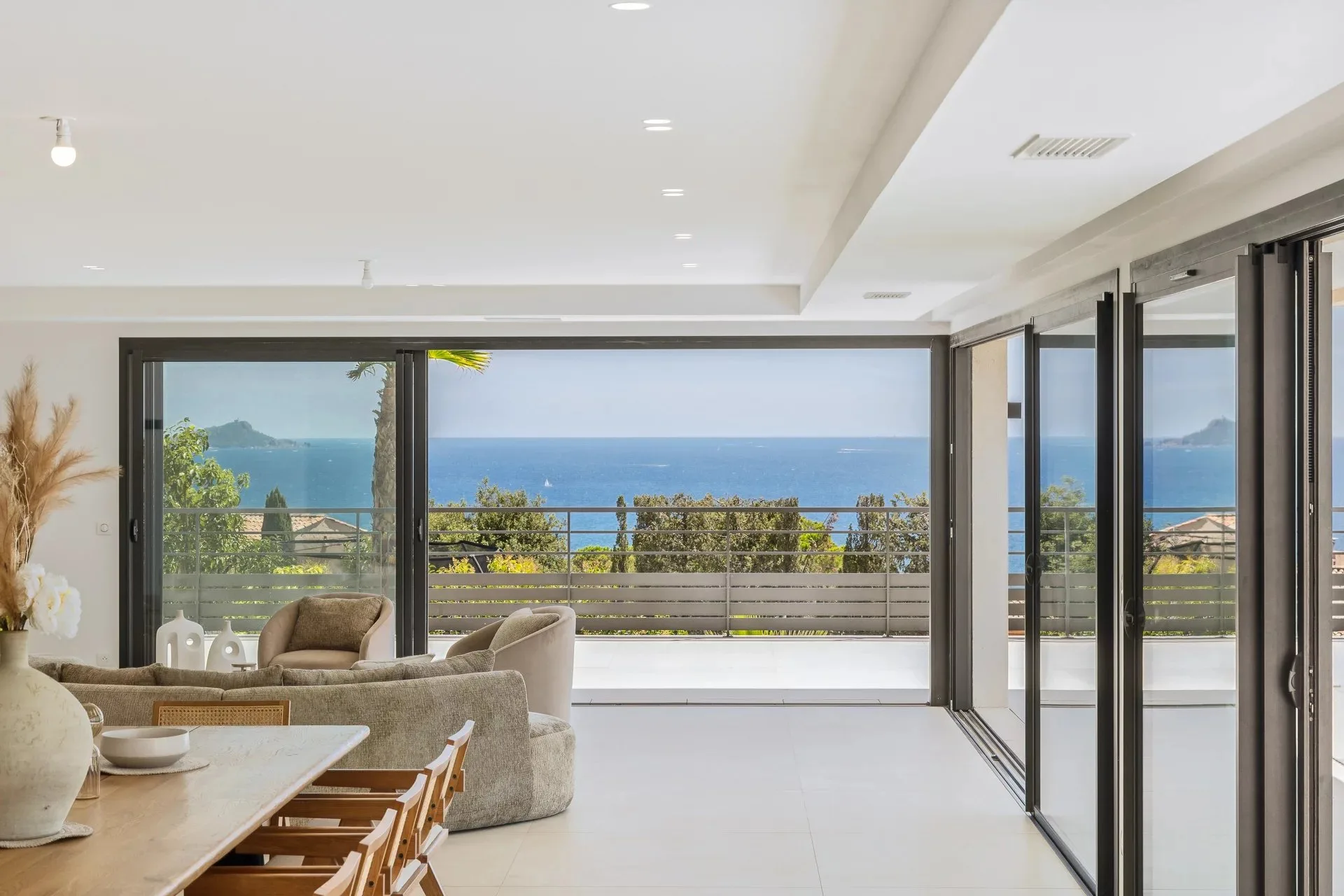 Villa contemporaine d’exception avec vue panoramique sur la mer et le Massif de l’Estérel Un bien rare où l’élégance rencontre la nature. - 7