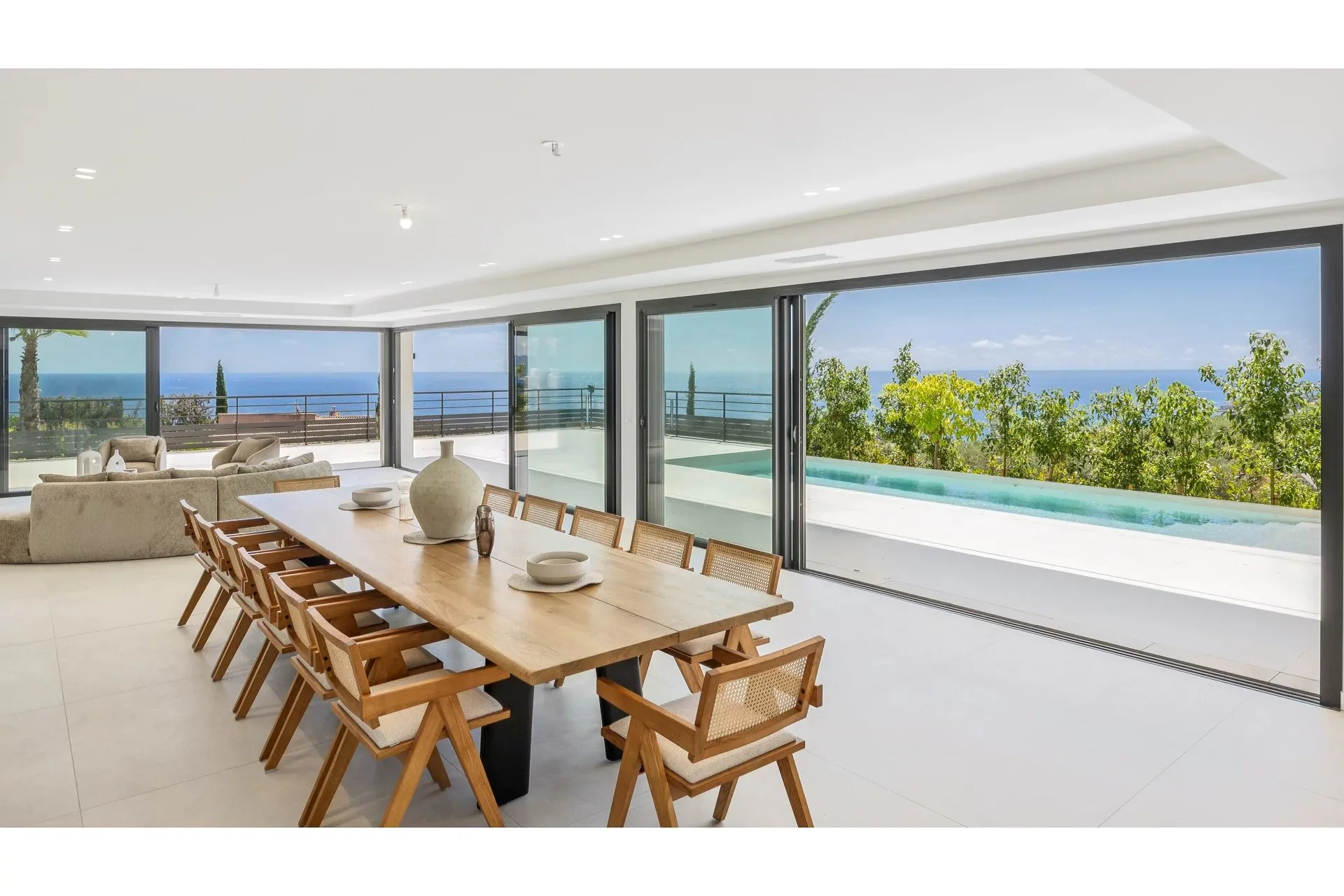 Villa contemporaine d’exception avec vue panoramique sur la mer et le Massif de l’Estérel Un bien rare où l’élégance rencontre la nature. - 6