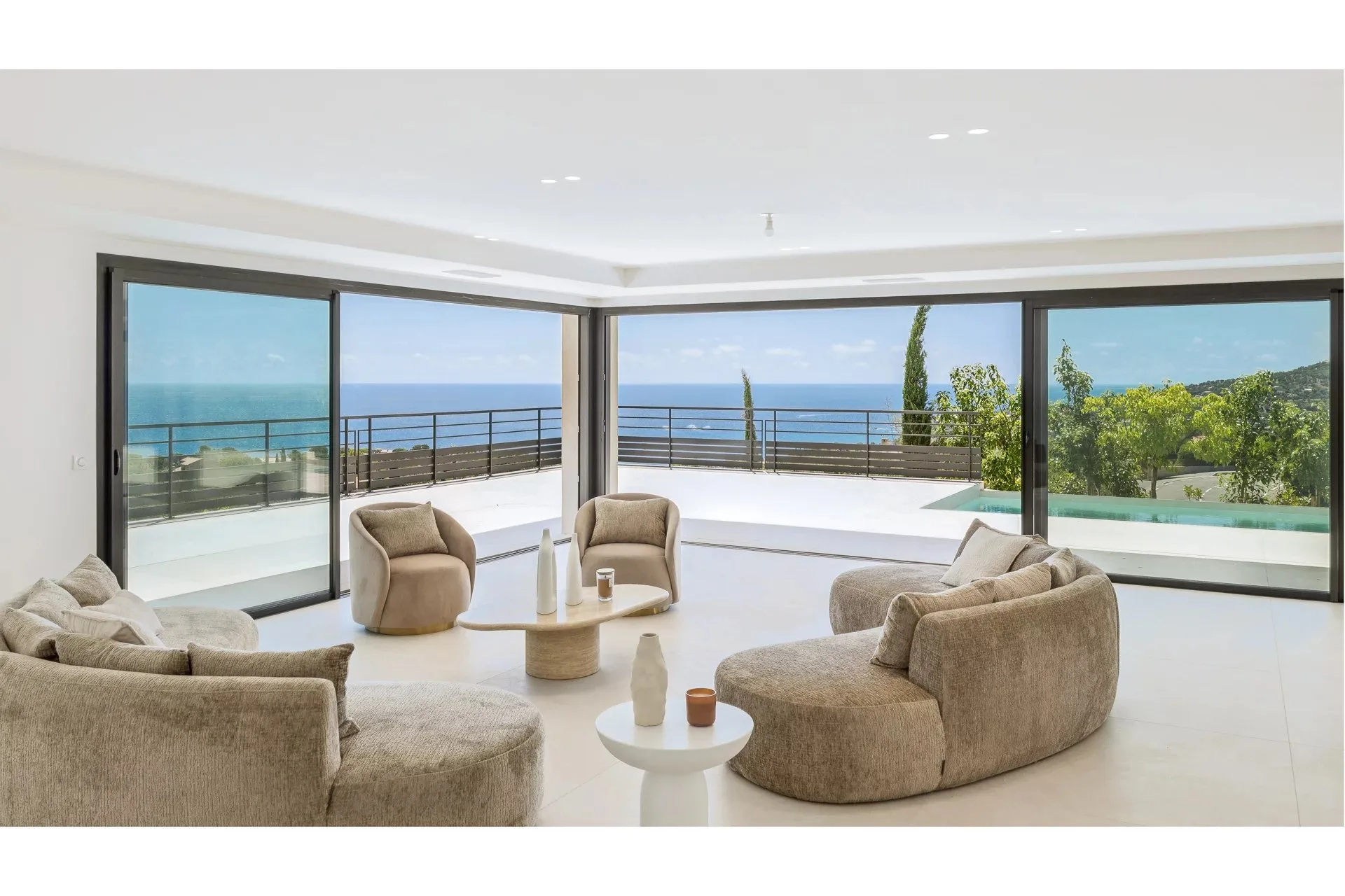 Villa contemporaine d’exception avec vue panoramique sur la mer et le Massif de l’Estérel Un bien rare où l’élégance rencontre la nature. - 4