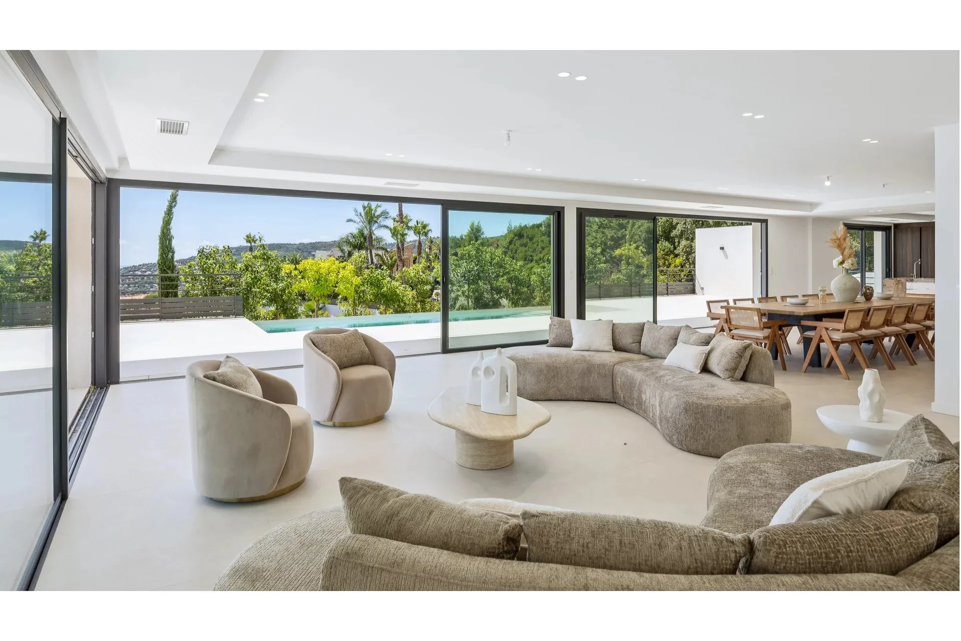 Villa contemporaine d’exception avec vue panoramique sur la mer et le Massif de l’Estérel Un bien rare où l’élégance rencontre la nature. - 3