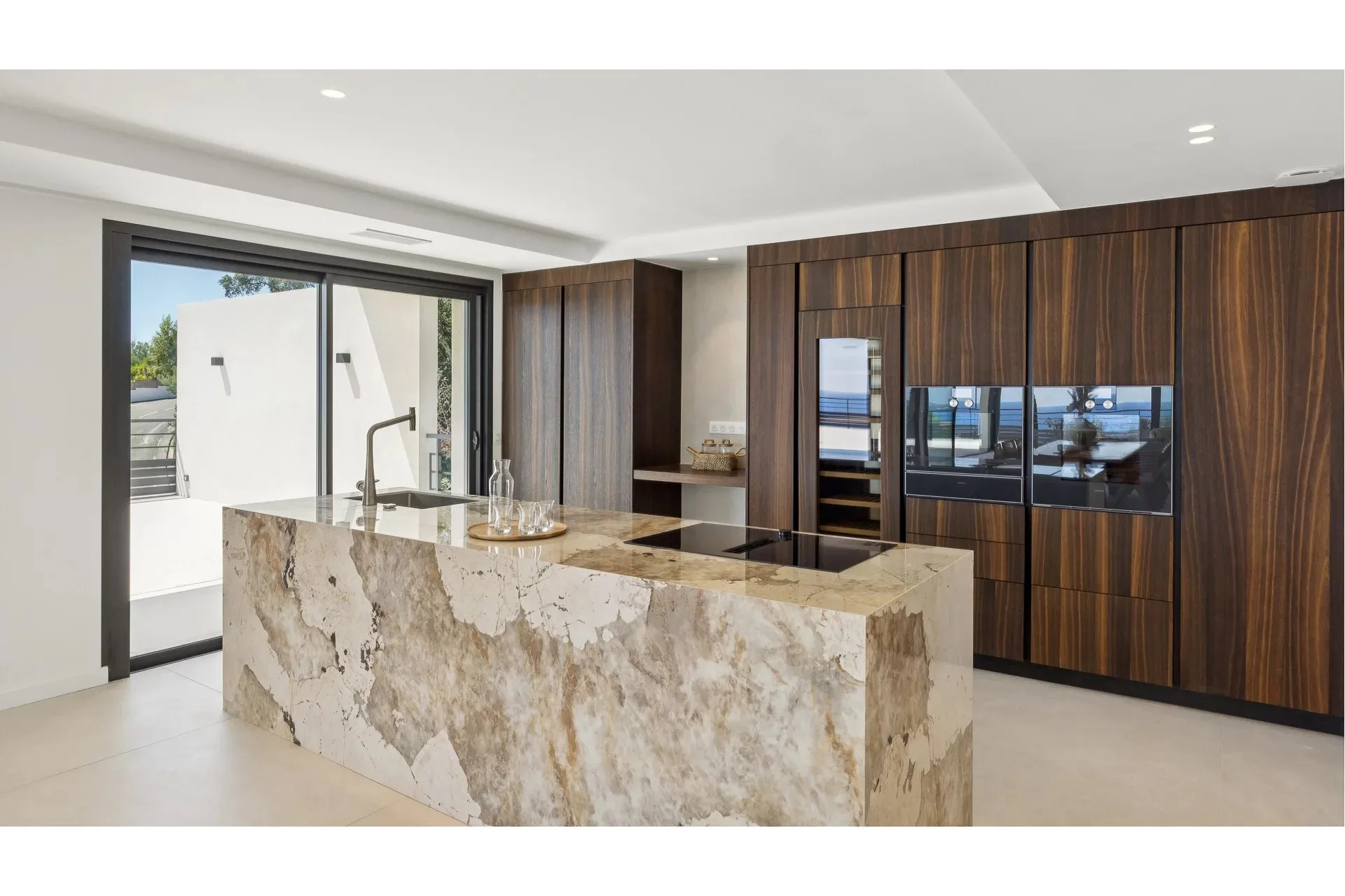 Villa contemporaine d’exception avec vue panoramique sur la mer et le Massif de l’Estérel Un bien rare où l’élégance rencontre la nature. - 10