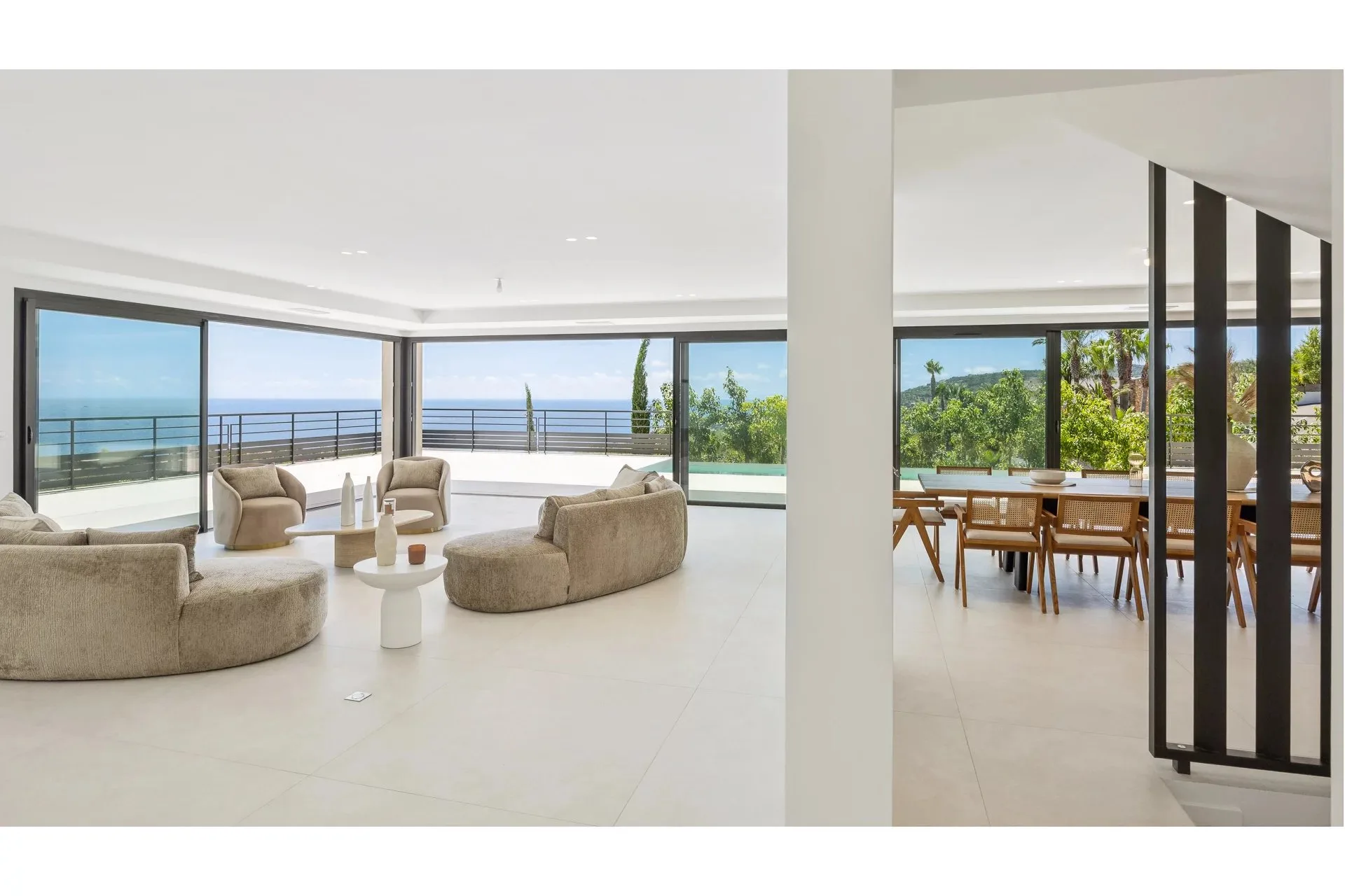 Villa contemporaine d’exception avec vue panoramique sur la mer et le Massif de l’Estérel Un bien rare où l’élégance rencontre la nature. - 12