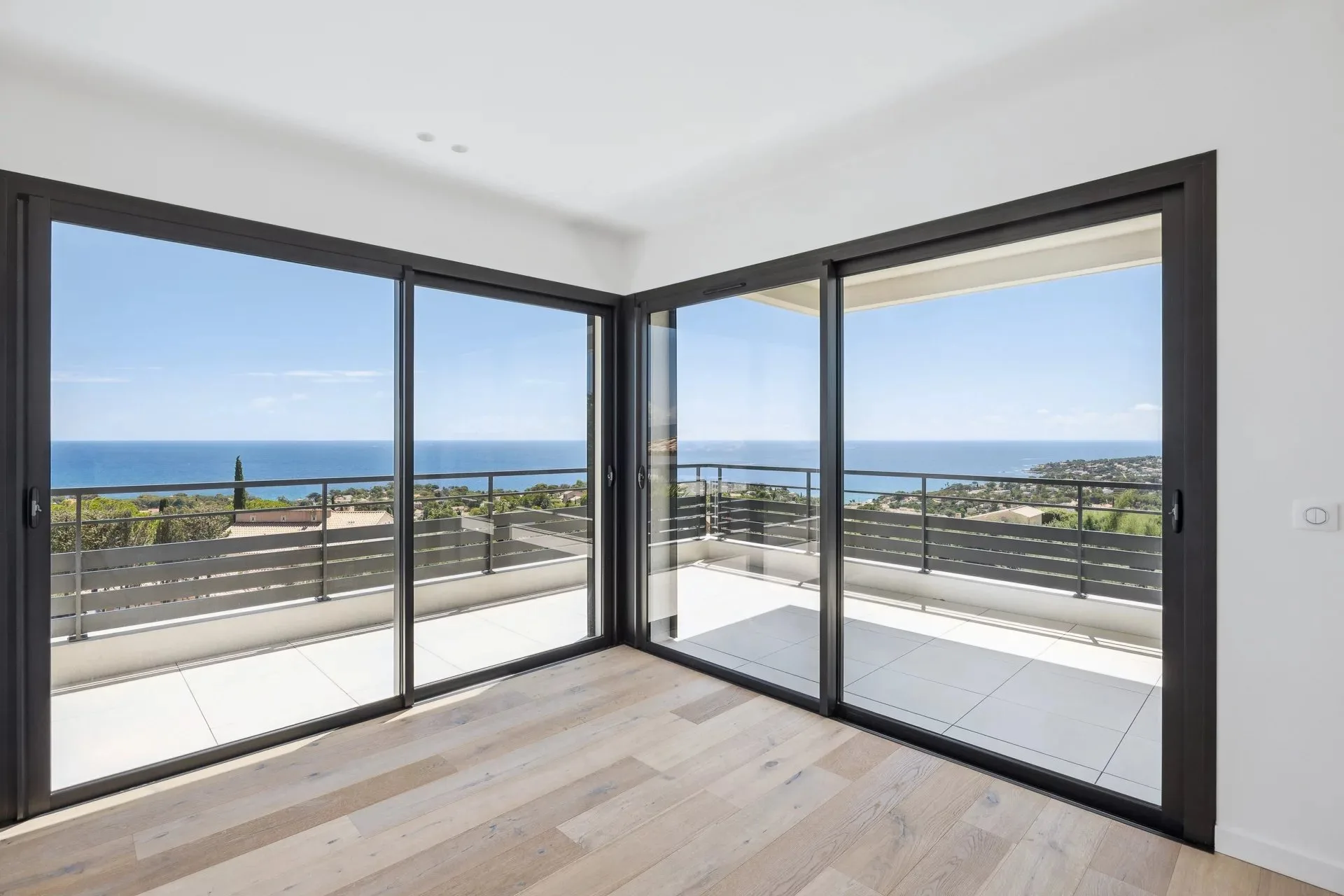 Villa contemporaine d’exception avec vue panoramique sur la mer et le Massif de l’Estérel Un bien rare où l’élégance rencontre la nature. - 16