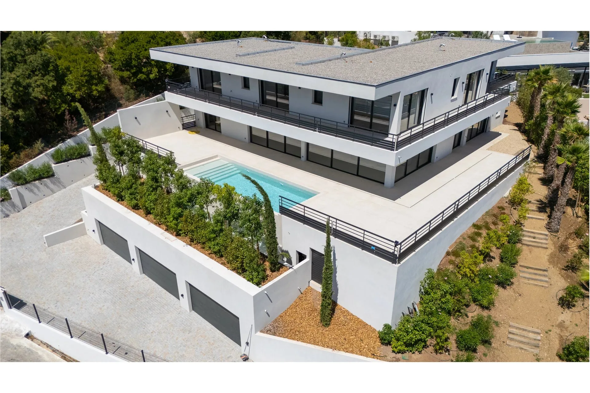 Villa contemporaine d’exception avec vue panoramique sur la mer et le Massif de l’Estérel Un bien rare où l’élégance rencontre la nature. - 20