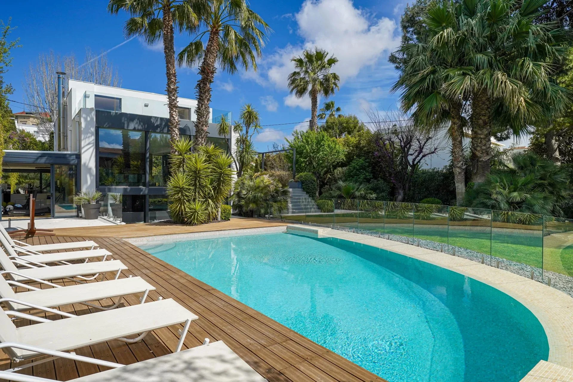 Domaine exclusif - belle villa contemporaine proche de la plage - 30