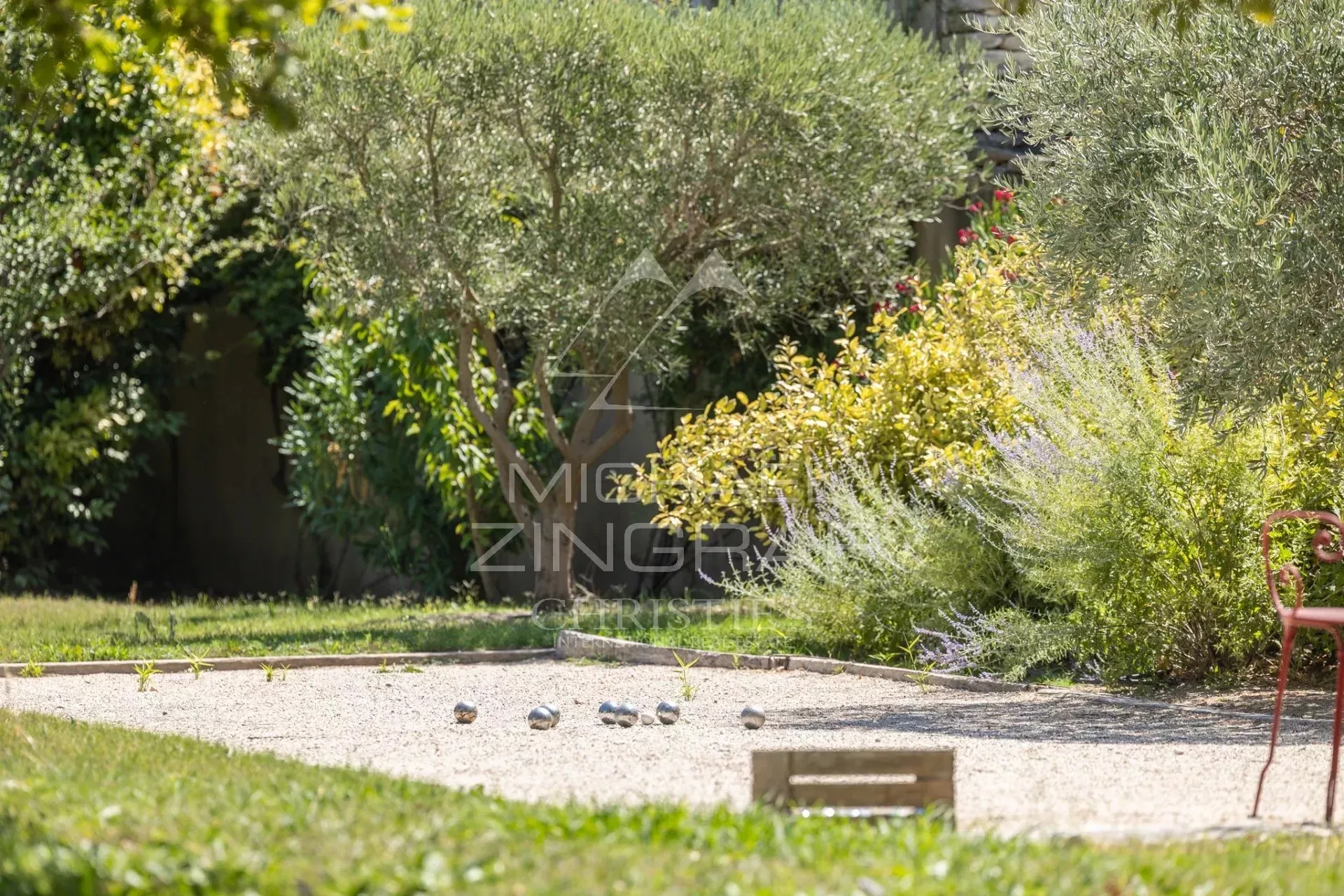Gordes  - Belle maison en pierre sur un terrain constructible avec piscine - 9