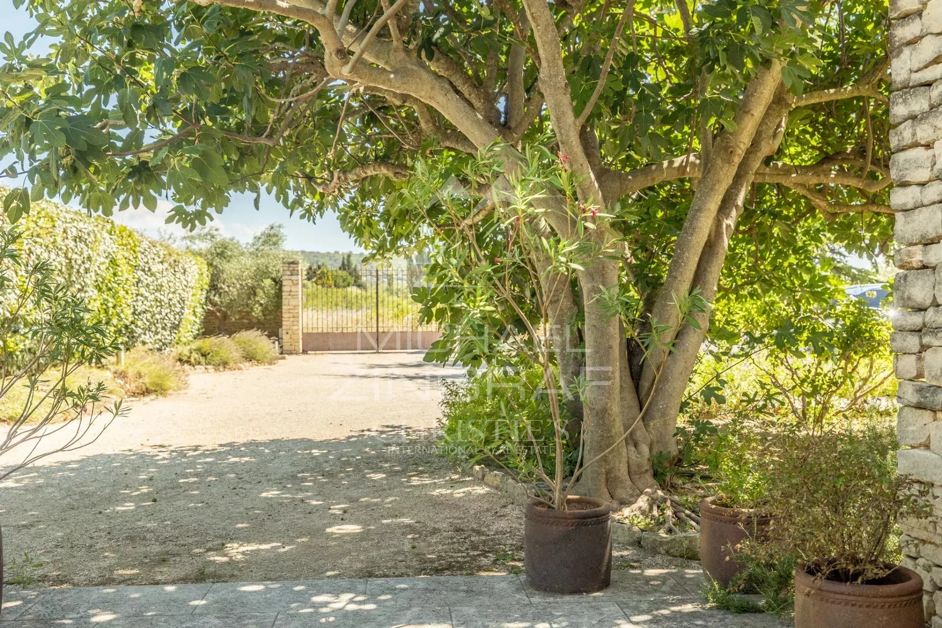Gordes  - Belle maison en pierre sur un terrain constructible avec piscine - 11